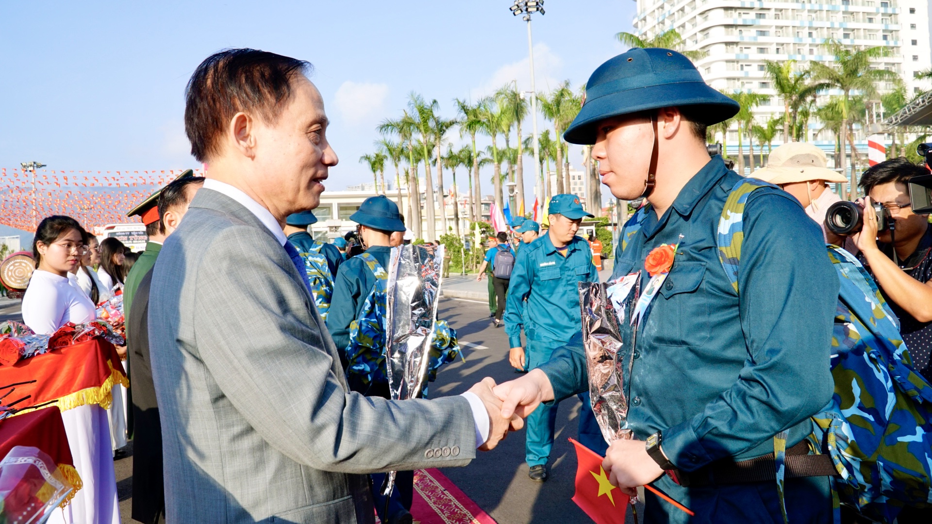 H&agrave;ng ngh&igrave;n thanh ni&ecirc;n miền Trung l&ecirc;n đường nhập ngũ- Ảnh 5.