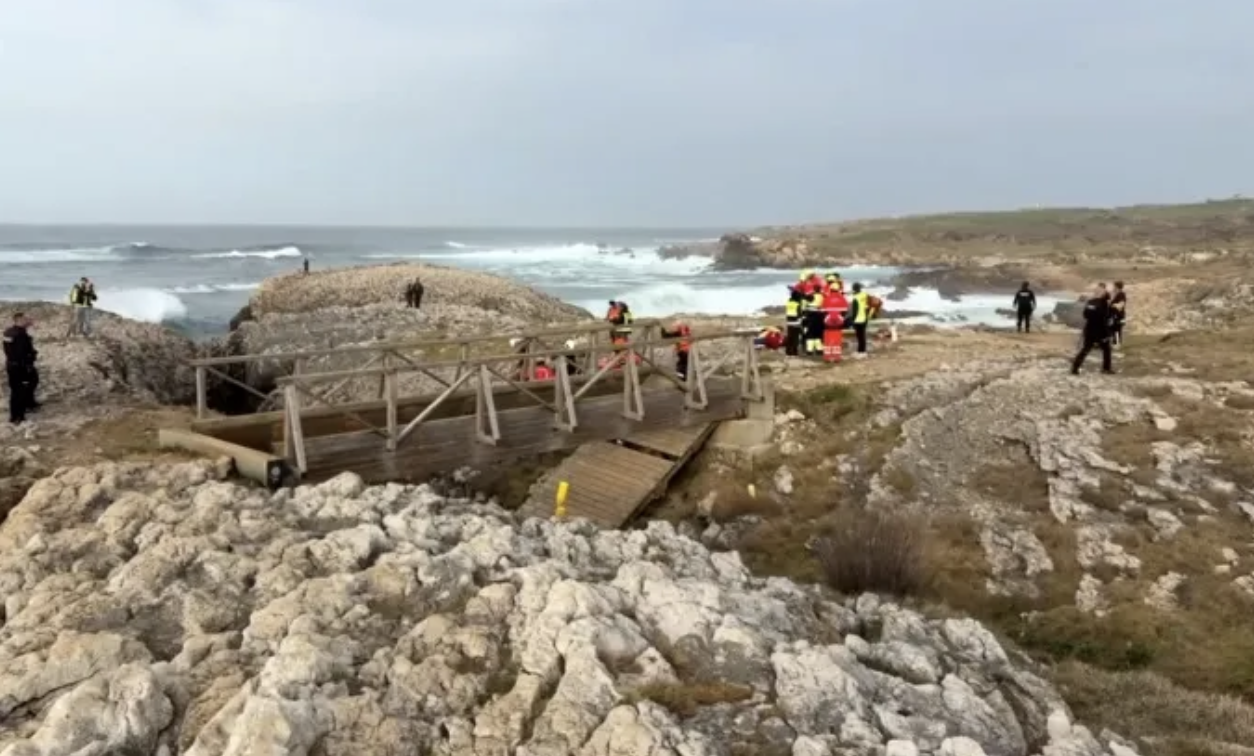 Sập cầu đi bộ ở miền Bắc Tây Ban Nha, 5 người thiệt mạng- Ảnh 1. Sập cầu đi bộ ở miền Bắc Tây Ban Nha, 5 người thiệt mạng- Ảnh 1.