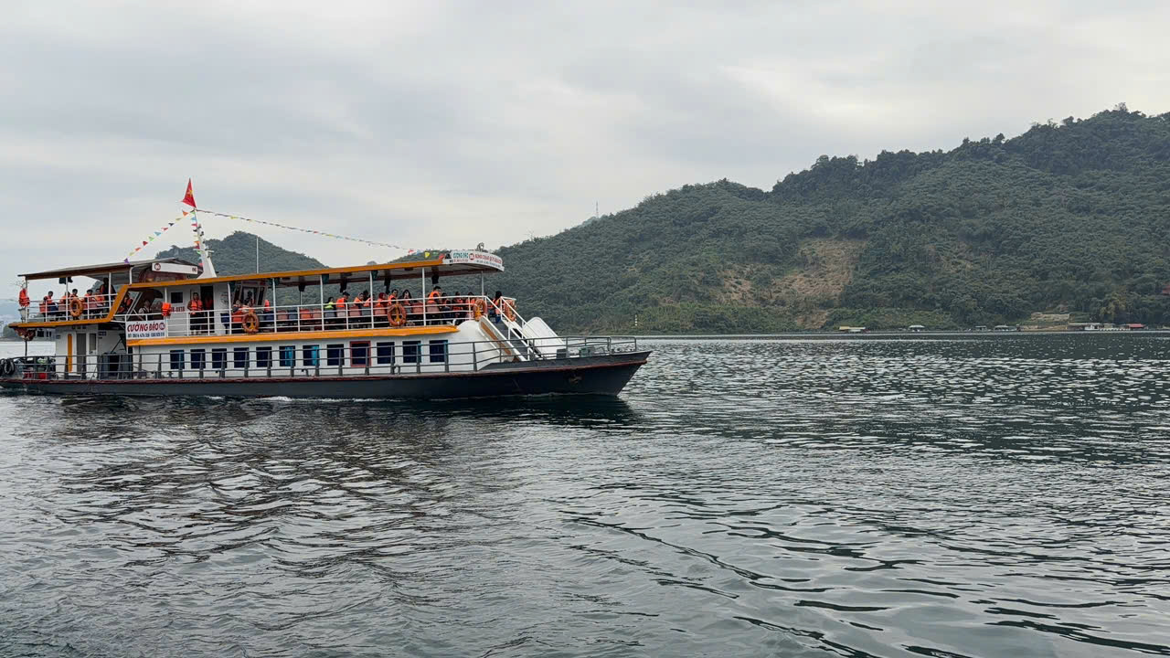 Xử phạt hàng chục trường hợp vi phạm giao thông đường thủy trên hồ Hòa Bình- Ảnh 1. Xử phạt hàng chục trường hợp vi phạm giao thông đường thủy trên hồ Hòa Bình- Ảnh 1.