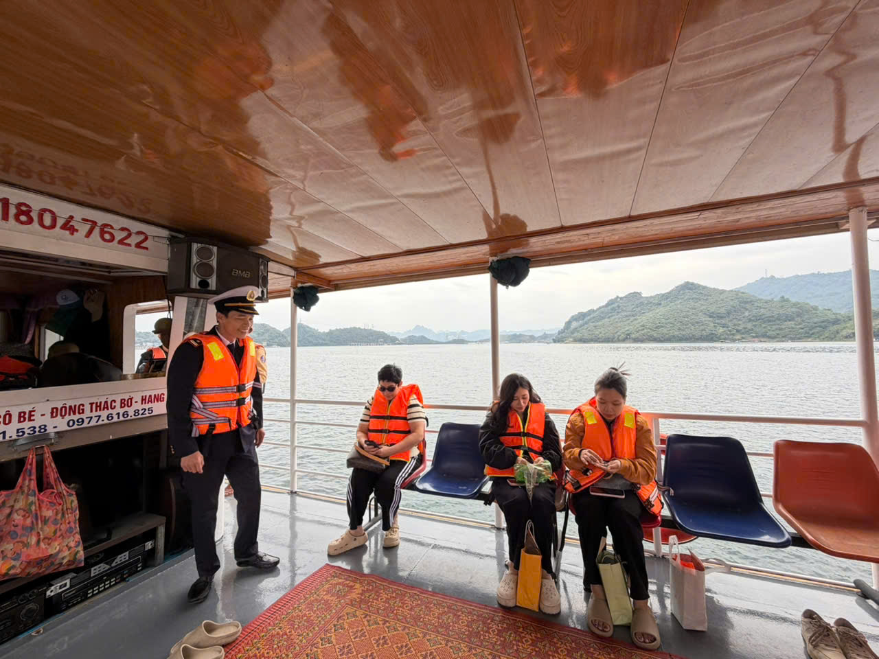 Xử phạt hàng chục trường hợp vi phạm giao thông đường thủy trên hồ Hòa Bình- Ảnh 6. Xử phạt hàng chục trường hợp vi phạm giao thông đường thủy trên hồ Hòa Bình- Ảnh 6.