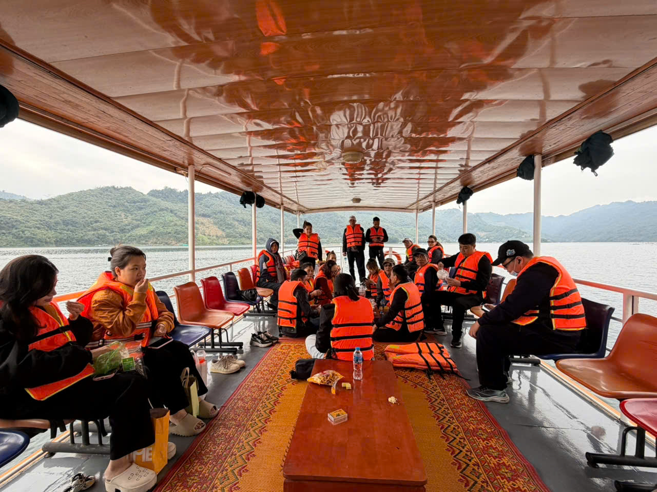 Xử phạt hàng chục trường hợp vi phạm giao thông đường thủy trên hồ Hòa Bình- Ảnh 8. Xử phạt hàng chục trường hợp vi phạm giao thông đường thủy trên hồ Hòa Bình- Ảnh 8.