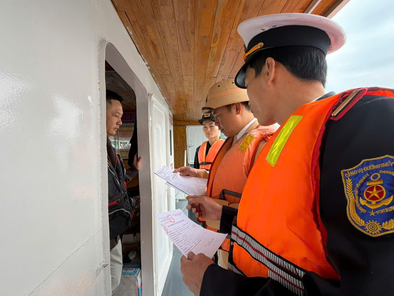 Xử phạt hàng chục trường hợp vi phạm giao thông đường thủy trên hồ Hòa Bình- Ảnh 9. Xử phạt hàng chục trường hợp vi phạm giao thông đường thủy trên hồ Hòa Bình- Ảnh 9.