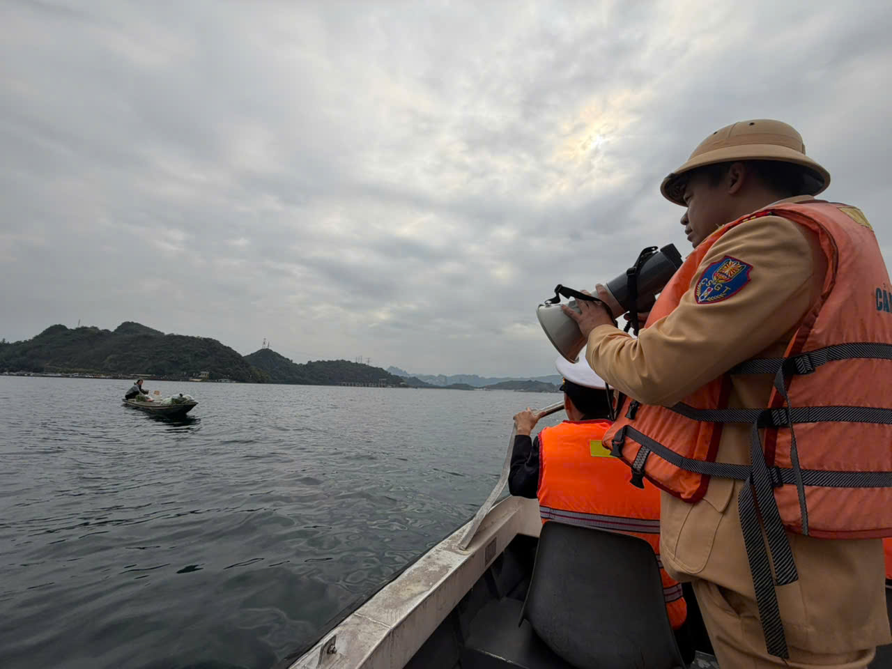 Xử phạt hàng chục trường hợp vi phạm giao thông đường thủy trên hồ Hòa Bình- Ảnh 13. Xử phạt hàng chục trường hợp vi phạm giao thông đường thủy trên hồ Hòa Bình- Ảnh 13.