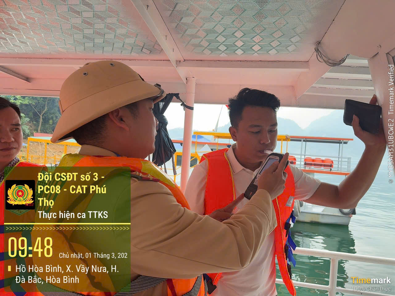 Xử phạt hàng chục trường hợp vi phạm giao thông đường thủy trên hồ Hòa Bình- Ảnh 12. Xử phạt hàng chục trường hợp vi phạm giao thông đường thủy trên hồ Hòa Bình- Ảnh 12.