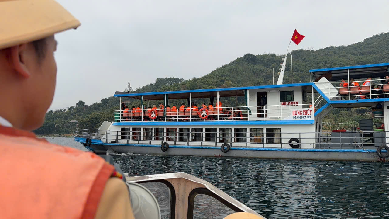 Xử phạt hàng chục trường hợp vi phạm giao thông đường thủy trên hồ Hòa Bình- Ảnh 14. Xử phạt hàng chục trường hợp vi phạm giao thông đường thủy trên hồ Hòa Bình- Ảnh 14.