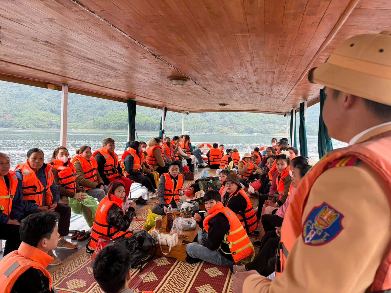 Xử phạt hàng chục trường hợp vi phạm giao thông đường thủy trên hồ Hòa Bình- Ảnh 5. Xử phạt hàng chục trường hợp vi phạm giao thông đường thủy trên hồ Hòa Bình- Ảnh 5.