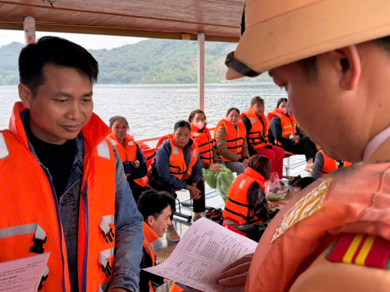 Xử phạt hàng chục trường hợp vi phạm giao thông đường thủy trên hồ Hòa Bình- Ảnh 11. Xử phạt hàng chục trường hợp vi phạm giao thông đường thủy trên hồ Hòa Bình- Ảnh 11.