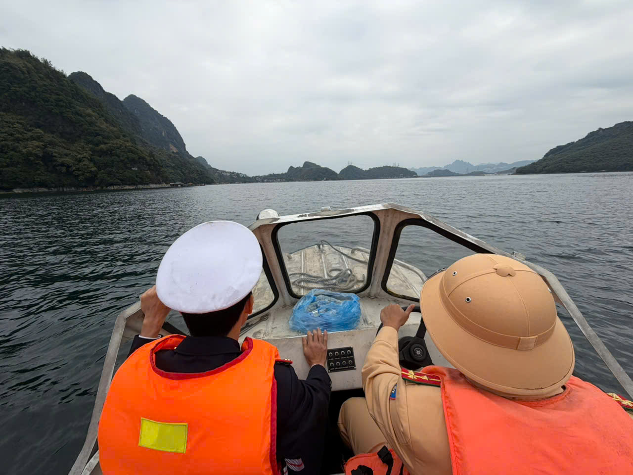 Xử phạt hàng chục trường hợp vi phạm giao thông đường thủy trên hồ Hòa Bình- Ảnh 3. Xử phạt hàng chục trường hợp vi phạm giao thông đường thủy trên hồ Hòa Bình- Ảnh 3.