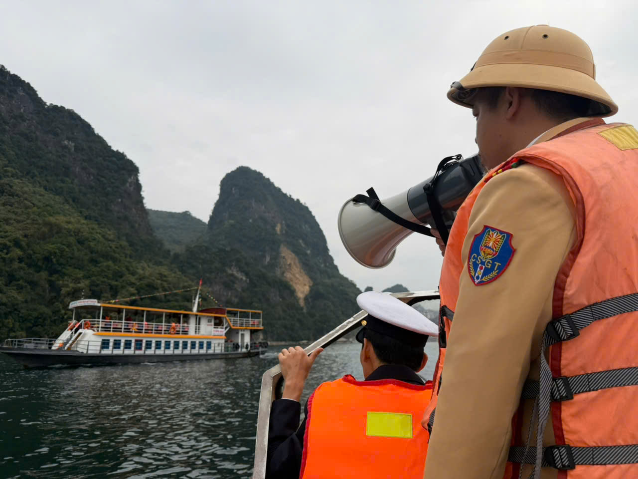 Xử phạt hàng chục trường hợp vi phạm giao thông đường thủy trên hồ Hòa Bình- Ảnh 2. Xử phạt hàng chục trường hợp vi phạm giao thông đường thủy trên hồ Hòa Bình- Ảnh 2.