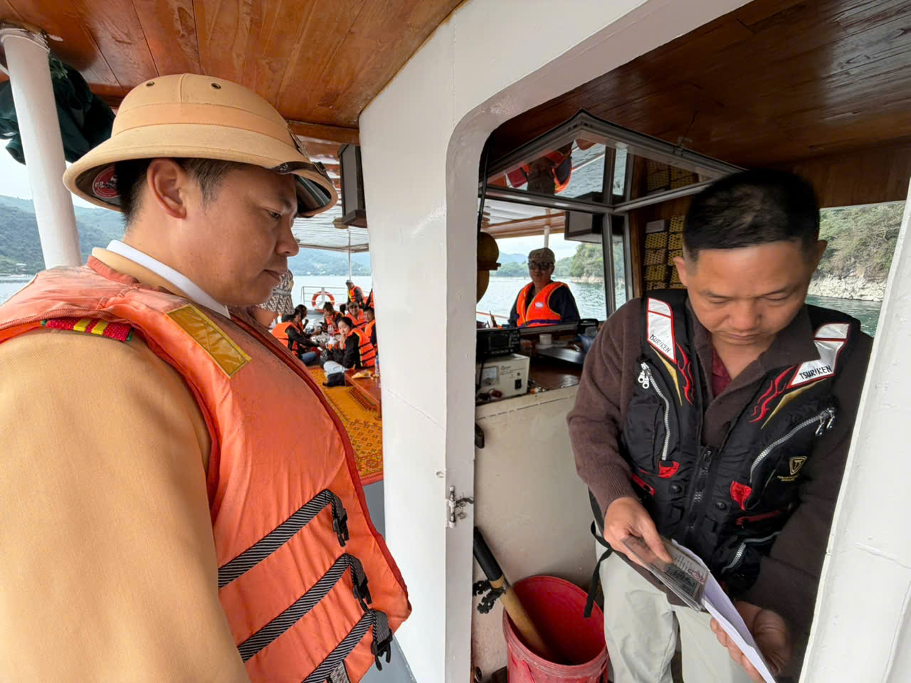 Xử phạt hàng chục trường hợp vi phạm giao thông đường thủy trên hồ Hòa Bình- Ảnh 10. Xử phạt hàng chục trường hợp vi phạm giao thông đường thủy trên hồ Hòa Bình- Ảnh 10.