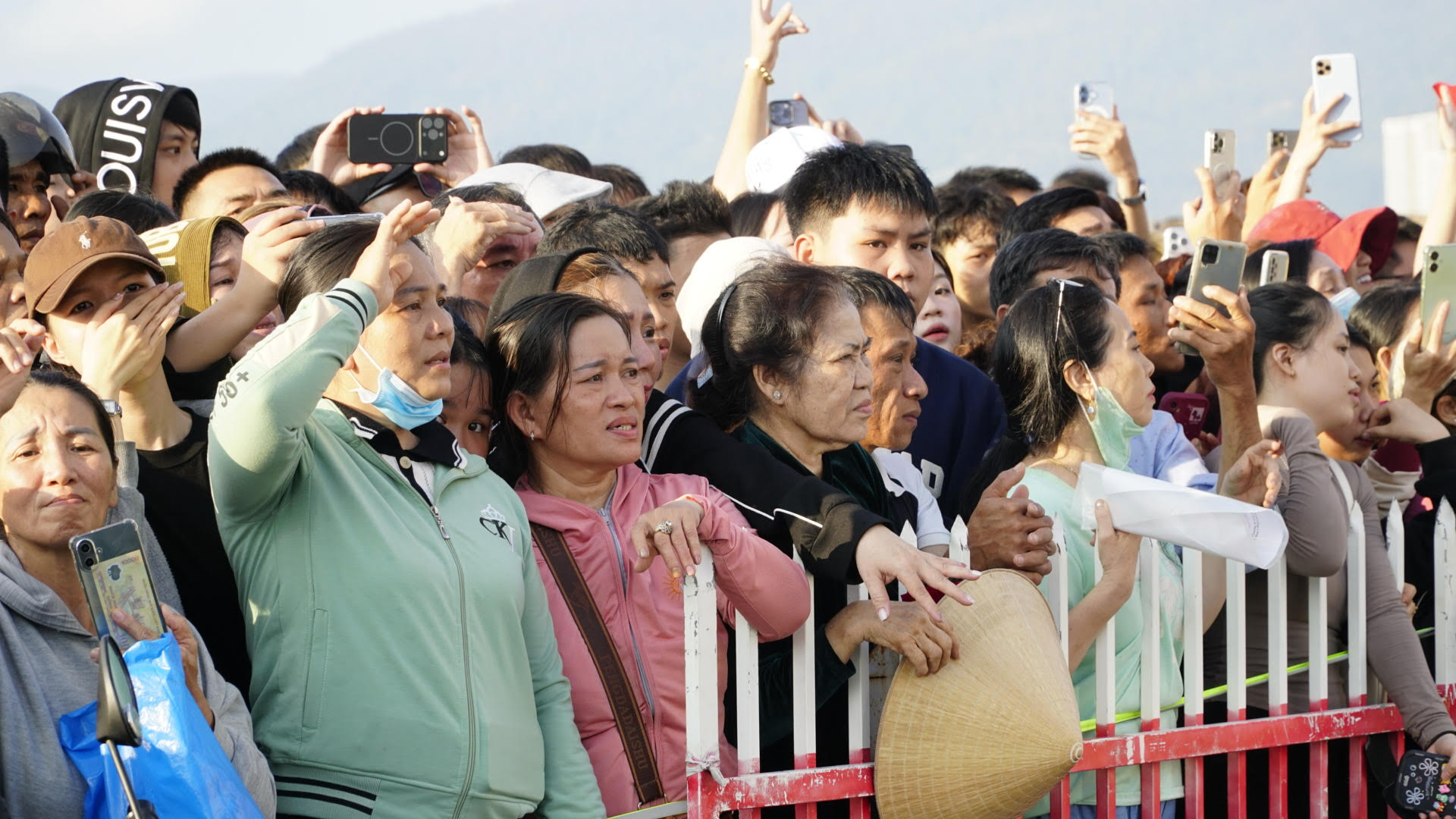 H&agrave;ng ngh&igrave;n thanh ni&ecirc;n miền Trung l&ecirc;n đường nhập ngũ- Ảnh 11.