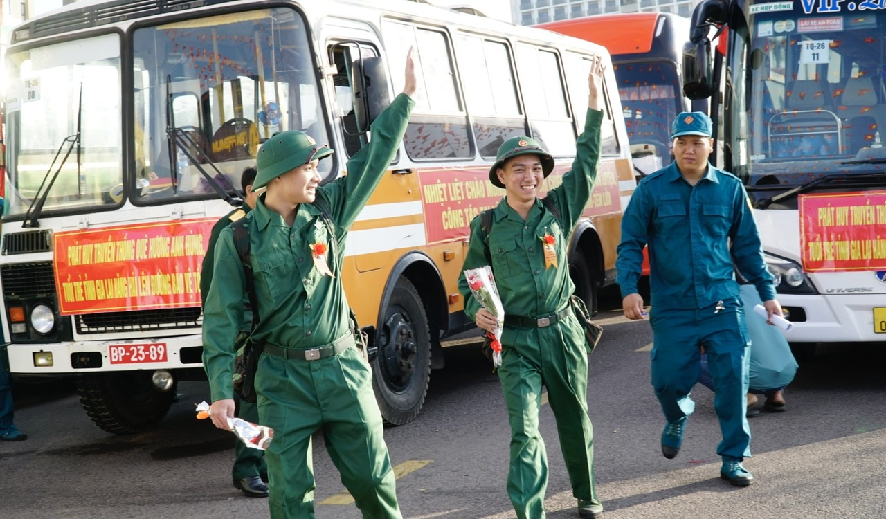 H&agrave;ng ngh&igrave;n thanh ni&ecirc;n miền Trung l&ecirc;n đường nhập ngũ- Ảnh 10.