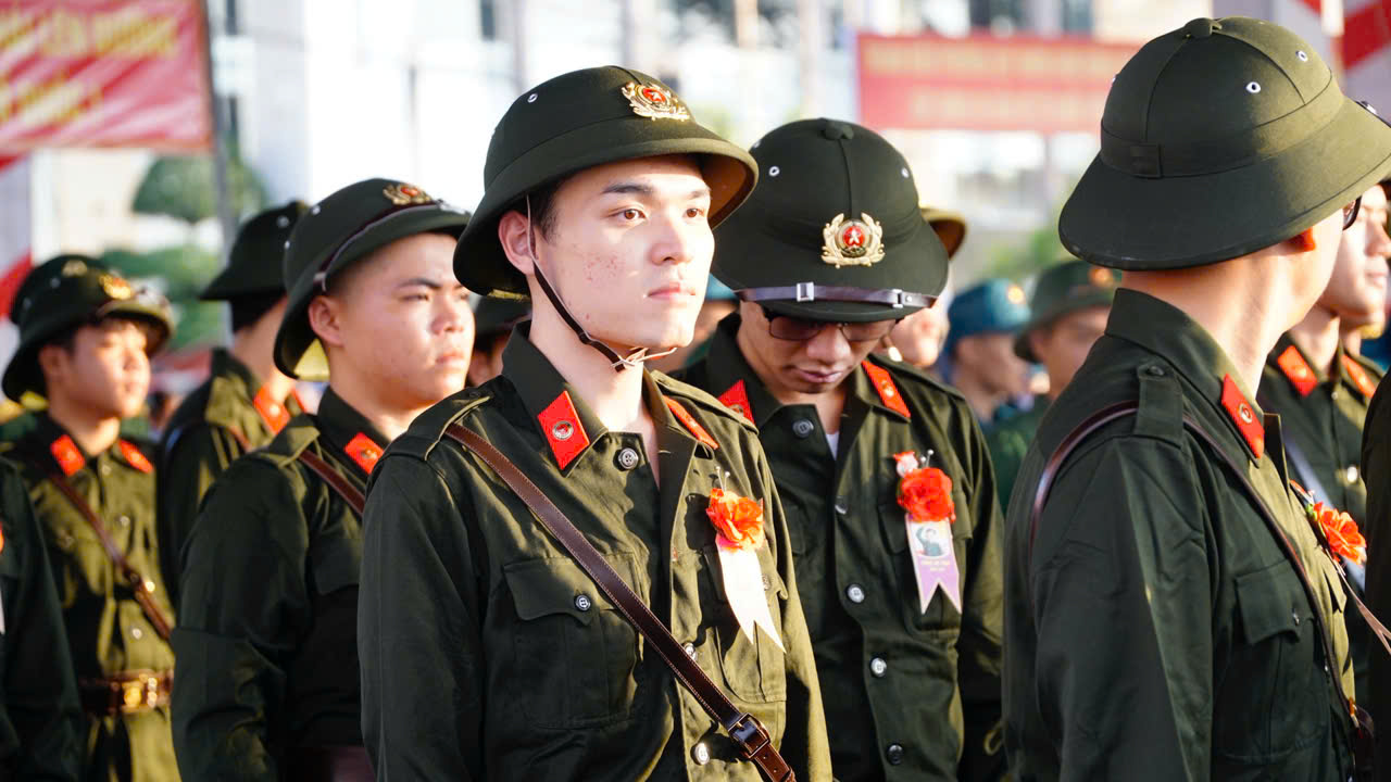 H&agrave;ng ngh&igrave;n thanh ni&ecirc;n miền Trung l&ecirc;n đường nhập ngũ- Ảnh 9.