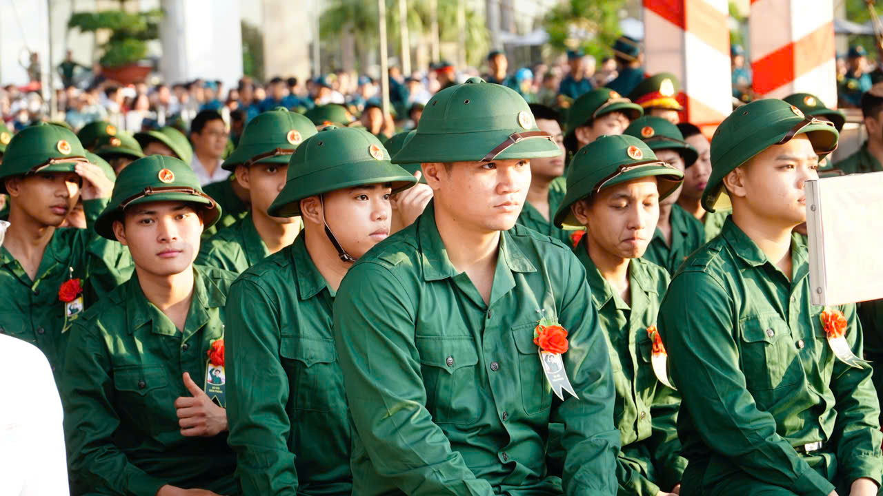 H&agrave;ng ngh&igrave;n thanh ni&ecirc;n miền Trung l&ecirc;n đường nhập ngũ- Ảnh 2.