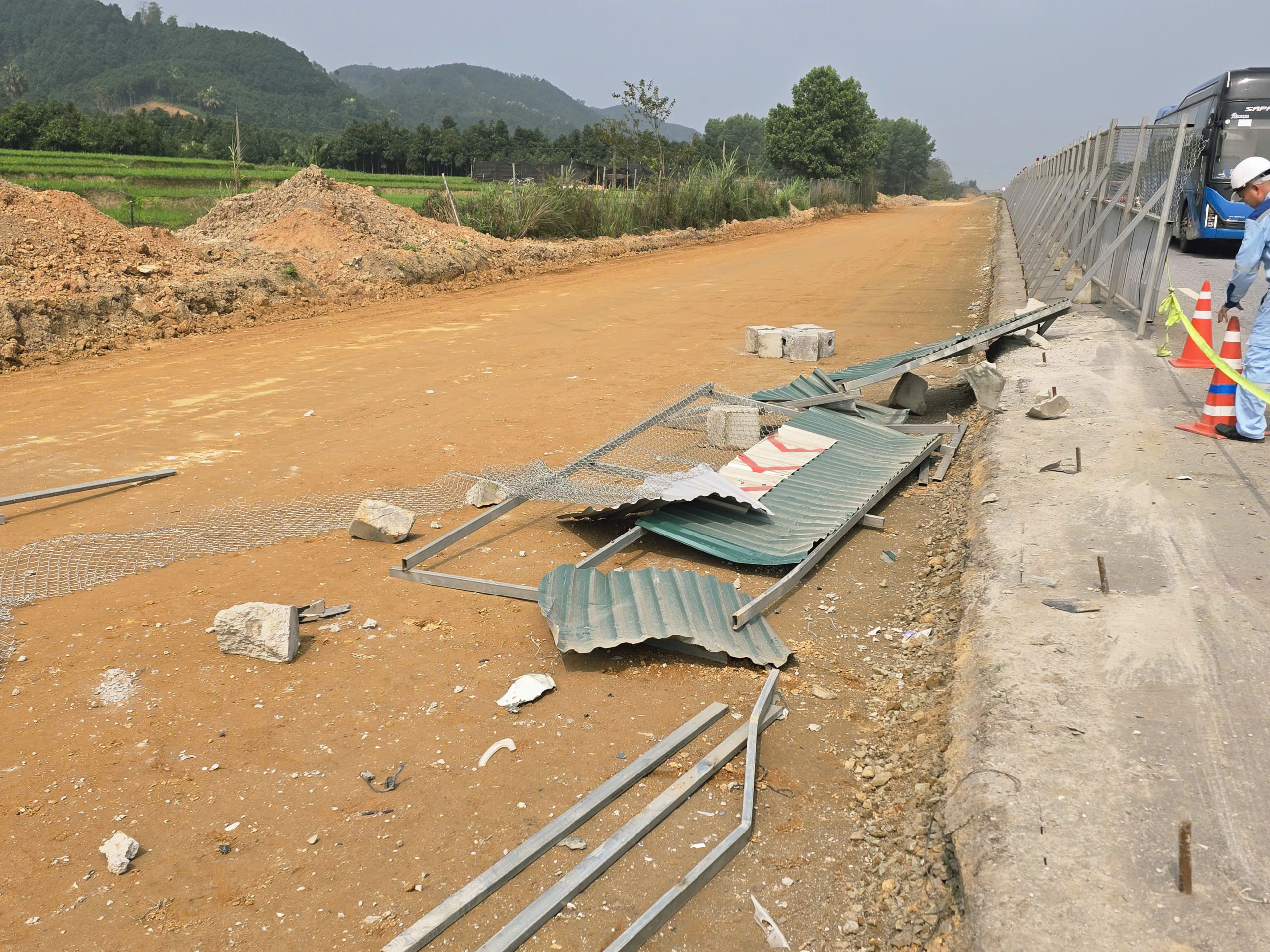 Tăng cường giải pháp bảo đảm ATGT khi mở rộng cao tốc Nội Bài - Lào Cai- Ảnh 3. Tăng cường giải pháp bảo đảm ATGT khi mở rộng cao tốc Nội Bài - Lào Cai- Ảnh 3.