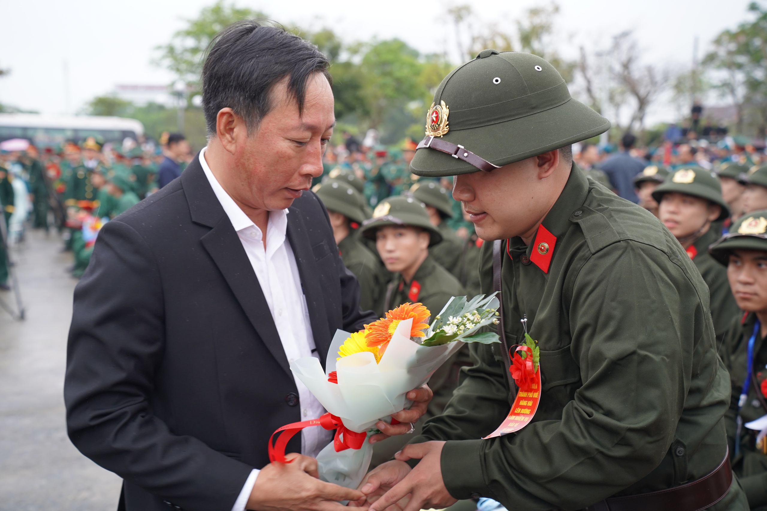 Thanh ni&ecirc;n Cố đ&ocirc; Huế hăng h&aacute;i l&ecirc;n đường nhập ngũ- Ảnh 11.