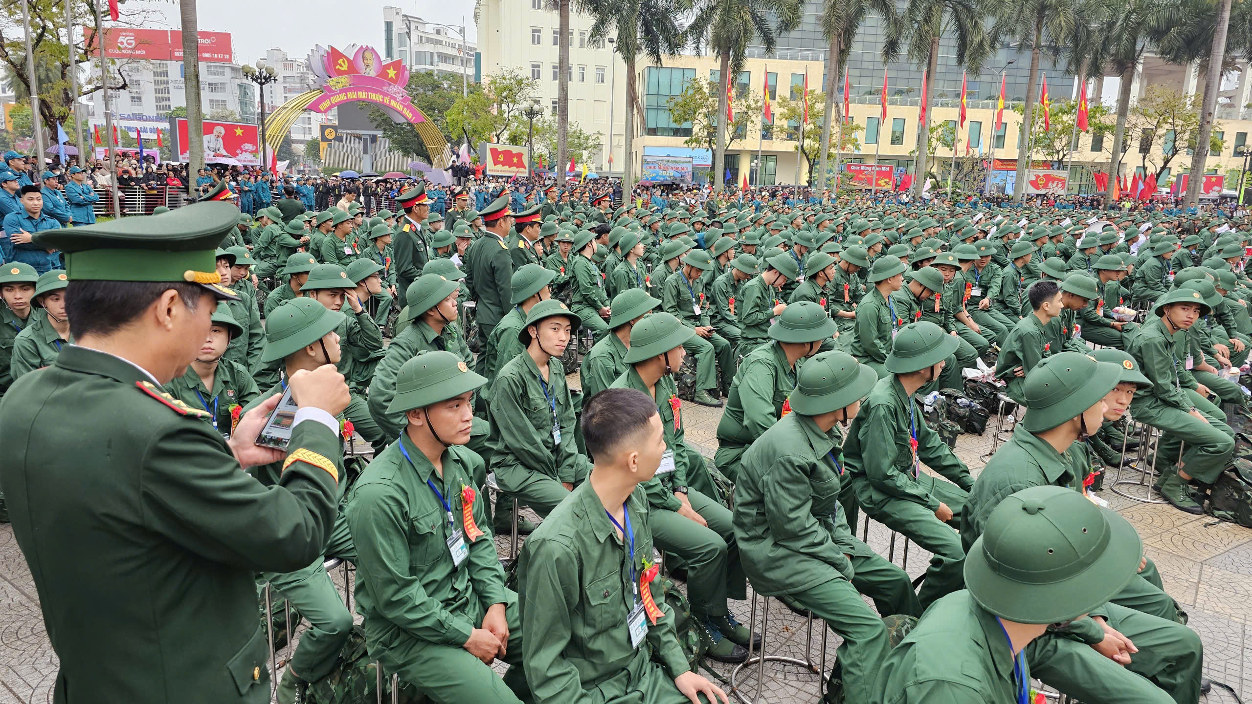 Thanh ni&ecirc;n Cố đ&ocirc; Huế hăng h&aacute;i l&ecirc;n đường nhập ngũ- Ảnh 1.