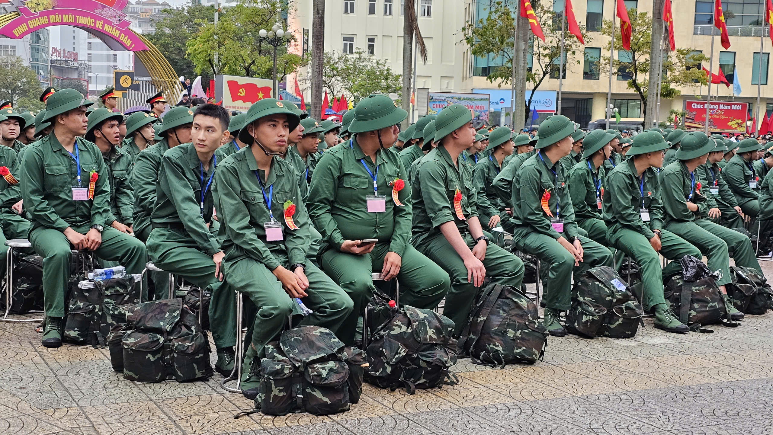 Thanh ni&ecirc;n Cố đ&ocirc; Huế hăng h&aacute;i l&ecirc;n đường nhập ngũ- Ảnh 2.