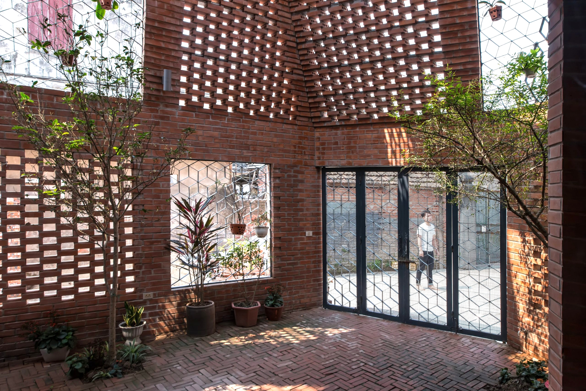 Định vị bản sắc từ vật liệu gạch, ngói- Ảnh 2. Định vị bản sắc từ vật liệu gạch, ngói- Ảnh 2.