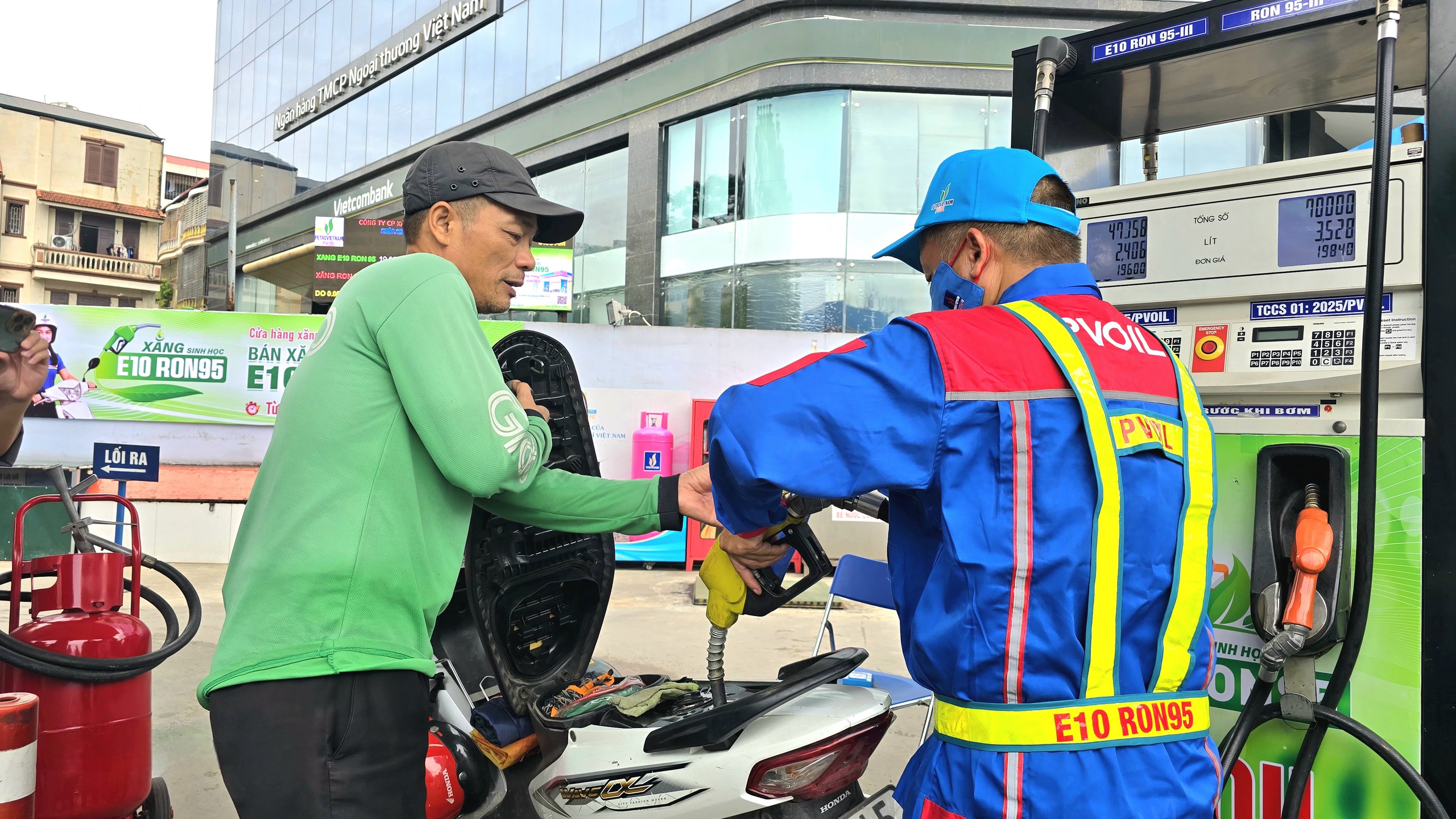 Gi&aacute; xăng dầu tăng dữ dội, c&oacute; loại tăng hơn 7.000 đồng/l&iacute;t- Ảnh 1.