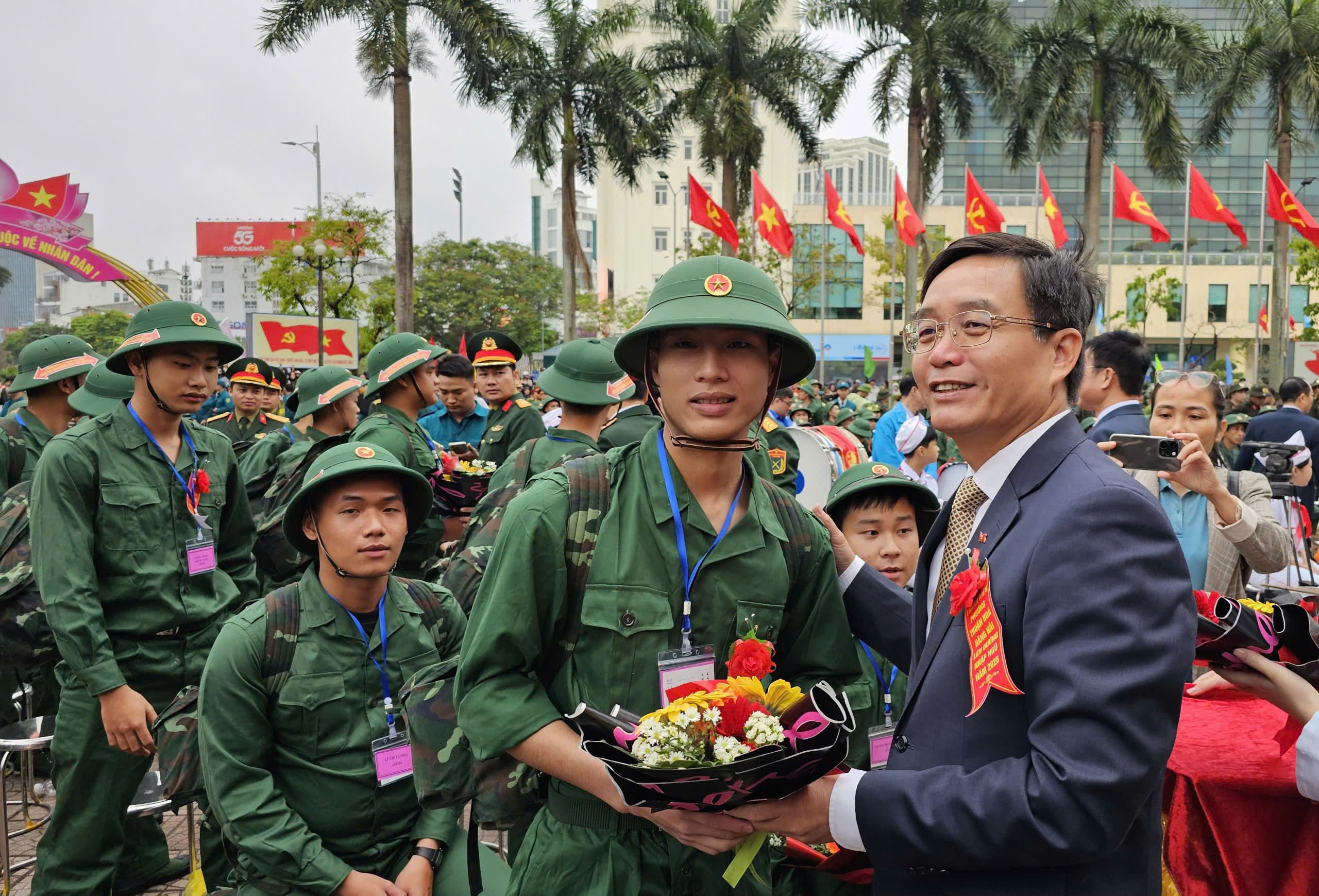 Thanh ni&ecirc;n Cố đ&ocirc; Huế hăng h&aacute;i l&ecirc;n đường nhập ngũ- Ảnh 3.
