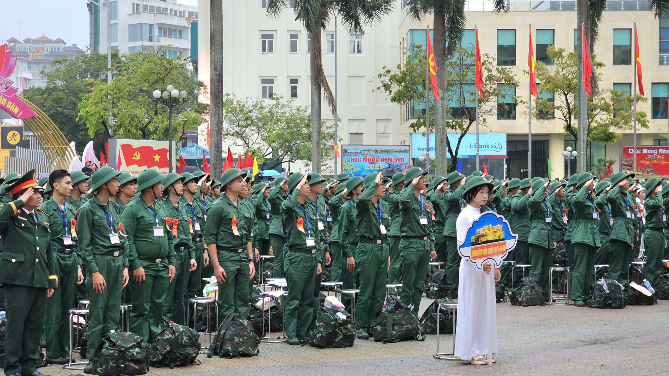 Thanh ni&ecirc;n Cố đ&ocirc; Huế hăng h&aacute;i l&ecirc;n đường nhập ngũ- Ảnh 4.