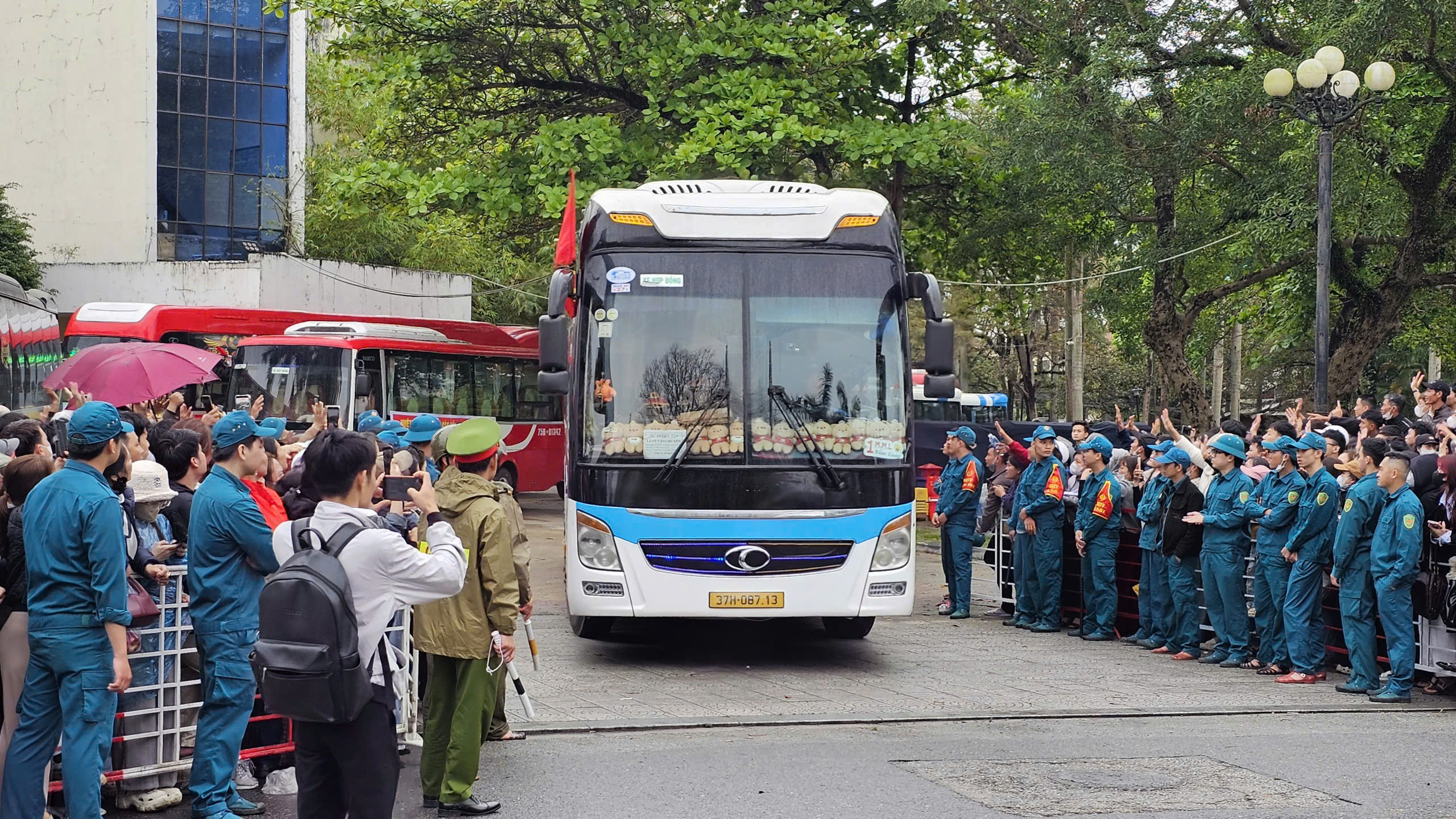 Thanh ni&ecirc;n Cố đ&ocirc; Huế hăng h&aacute;i l&ecirc;n đường nhập ngũ- Ảnh 7.