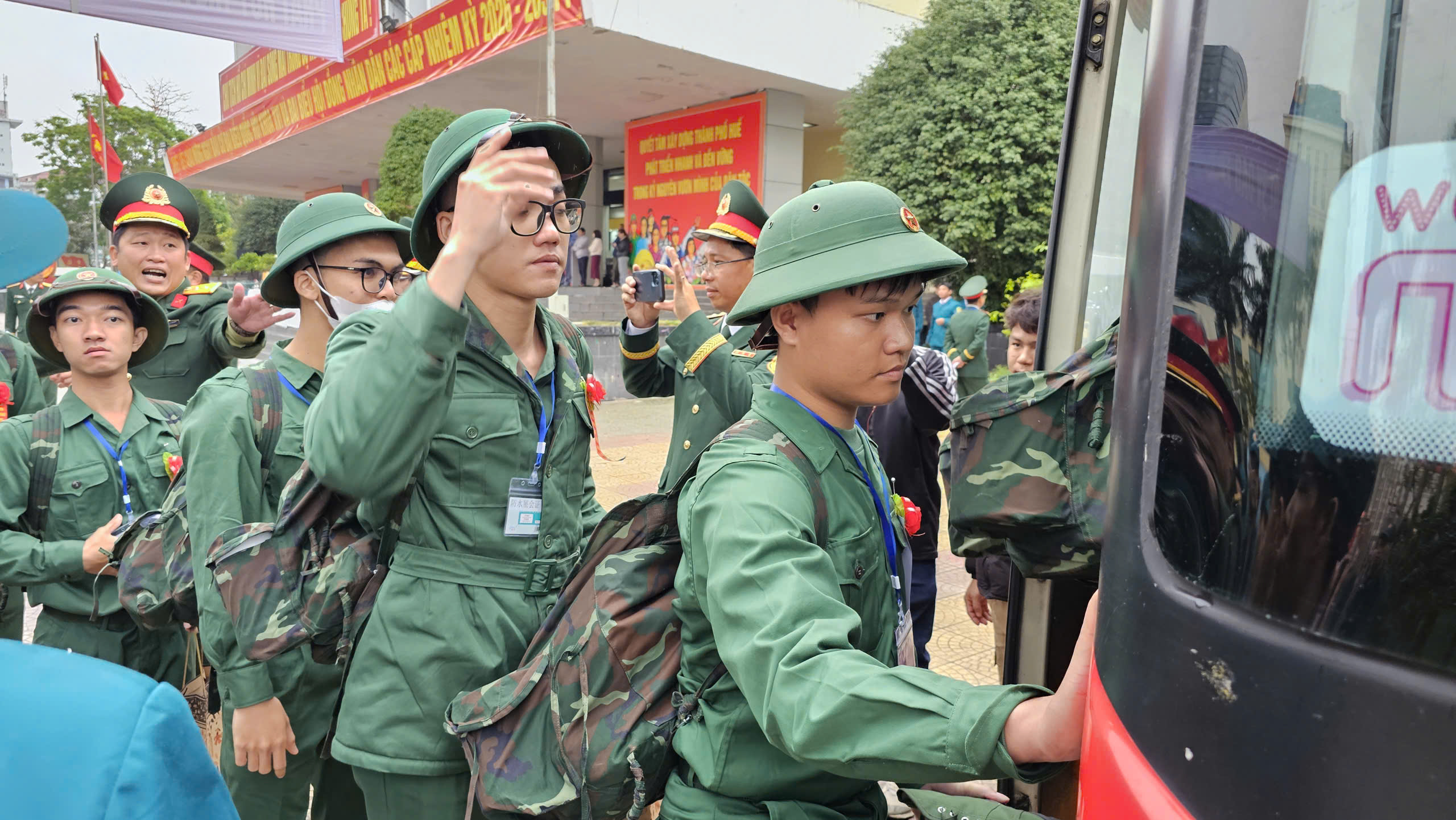 Thanh ni&ecirc;n Cố đ&ocirc; Huế hăng h&aacute;i l&ecirc;n đường nhập ngũ- Ảnh 9.