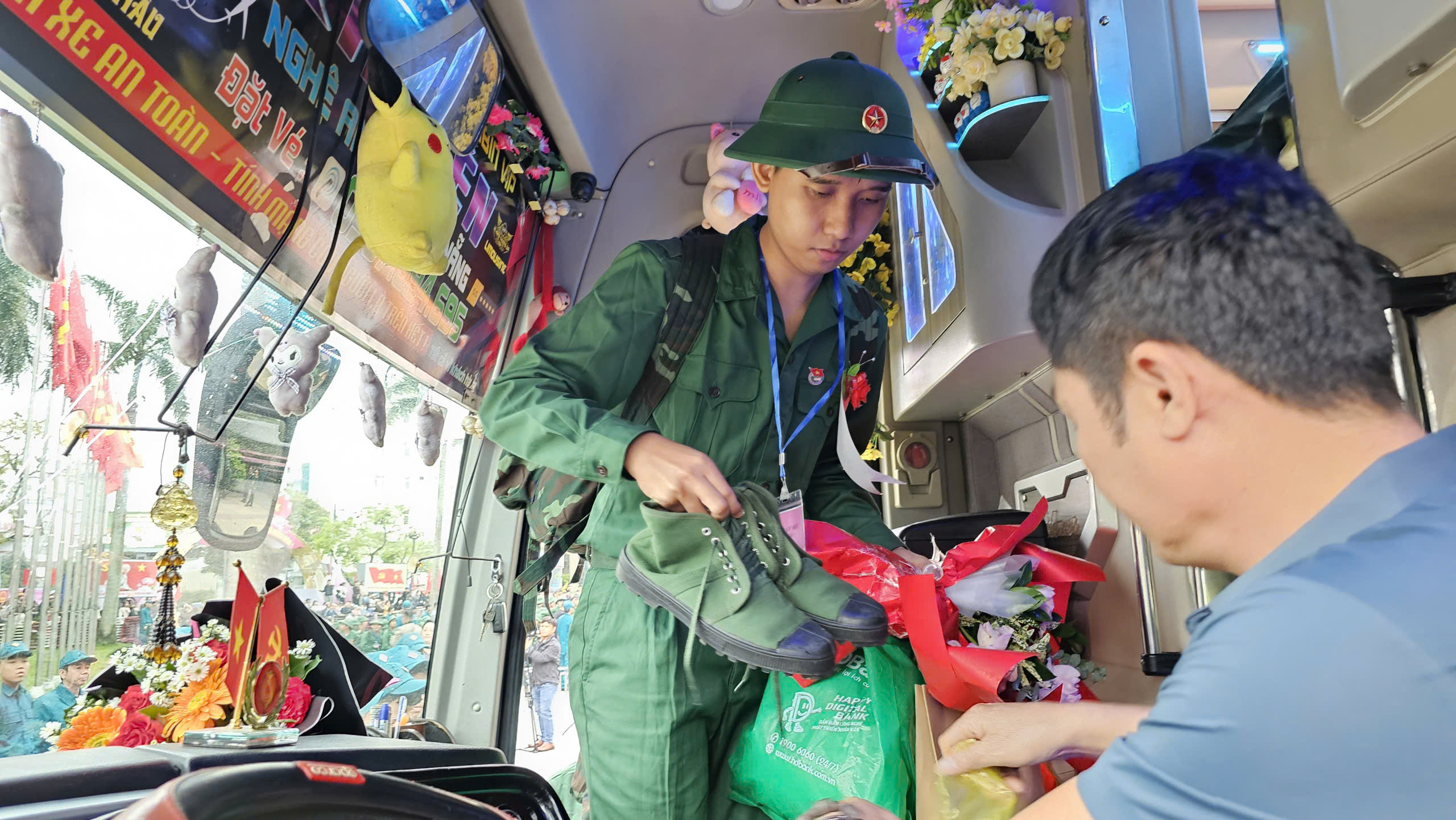 Thanh ni&ecirc;n Cố đ&ocirc; Huế hăng h&aacute;i l&ecirc;n đường nhập ngũ- Ảnh 8.