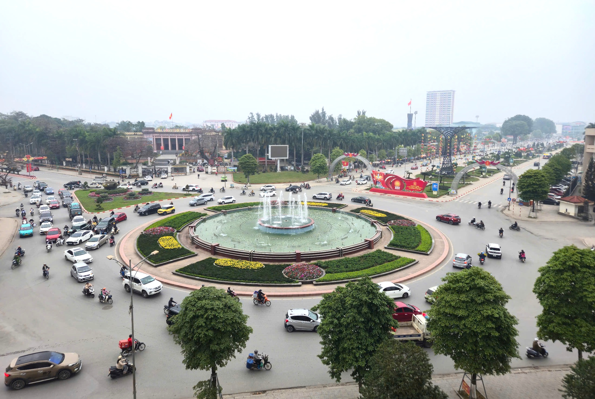 Chủ tịch tỉnh Thái Nguyên thị sát tìm phương án gỡ ùn tắc giao thông đô thị- Ảnh 4. Chủ tịch tỉnh Thái Nguyên thị sát tìm phương án gỡ ùn tắc giao thông đô thị- Ảnh 4.