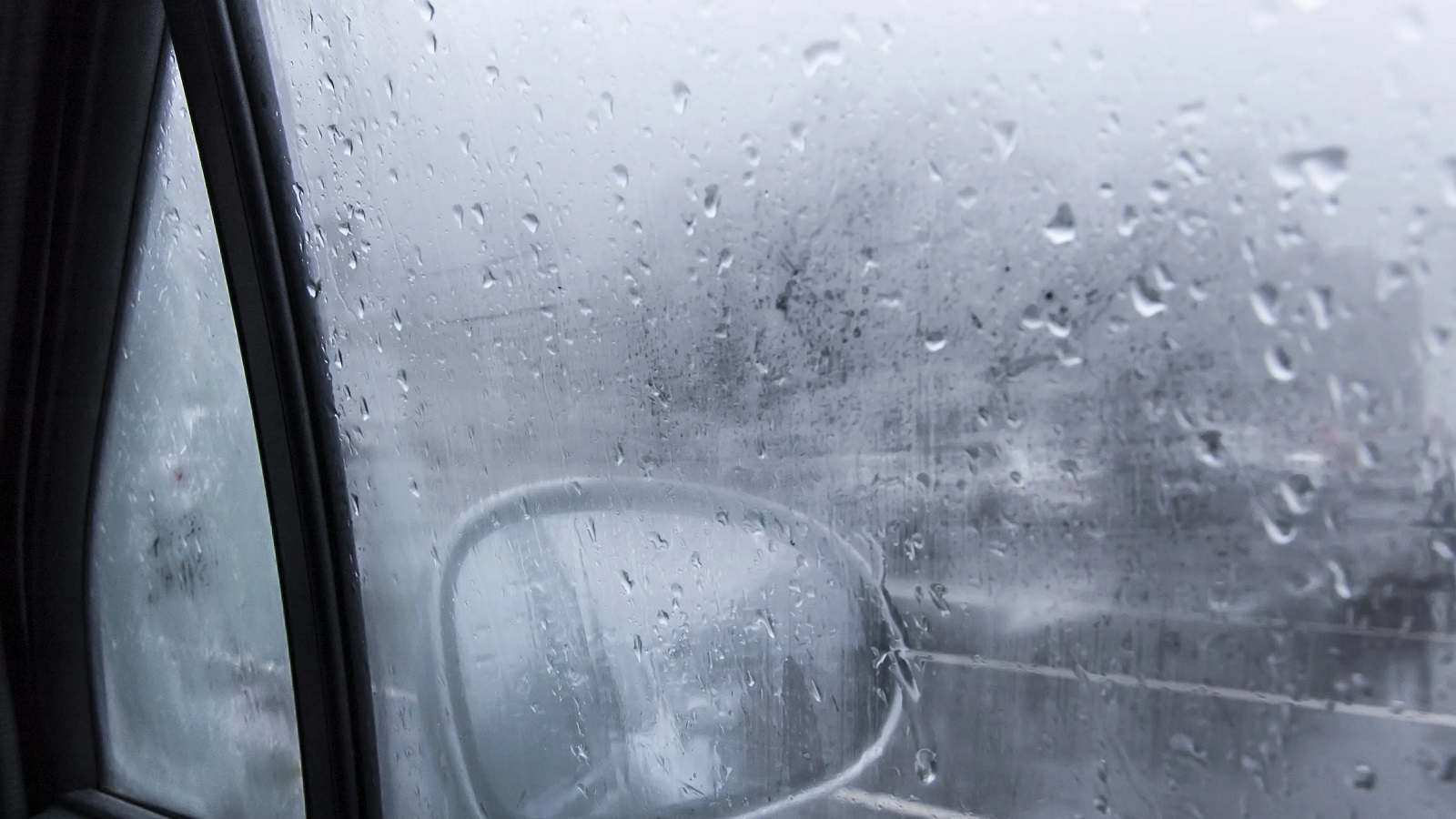 Mùa nồm ẩm, nên làm gì để tránh xe mốc và hỏng nội thất?- Ảnh 1.