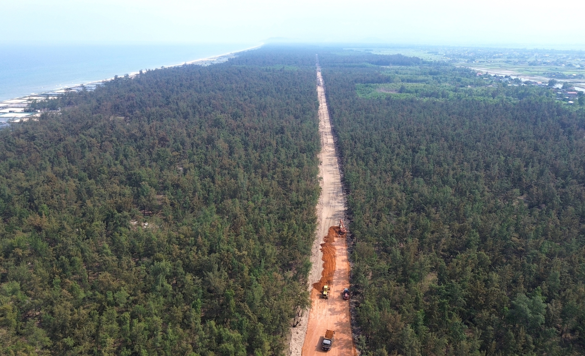 Quảng Ng&atilde;i tăng tốc thi c&ocirc;ng nối d&agrave;i đường ven biển- Ảnh 2.