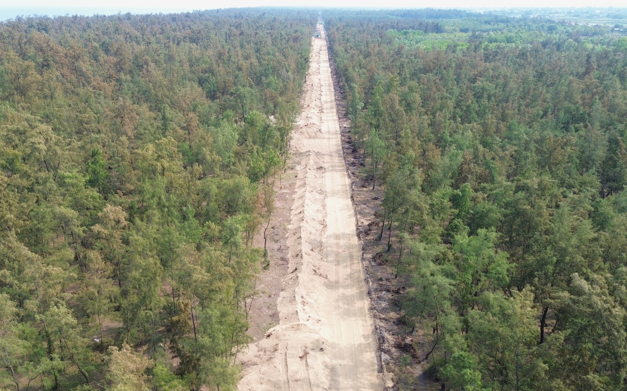 Quảng Ng&atilde;i tăng tốc thi c&ocirc;ng nối d&agrave;i đường ven biển- Ảnh 6.