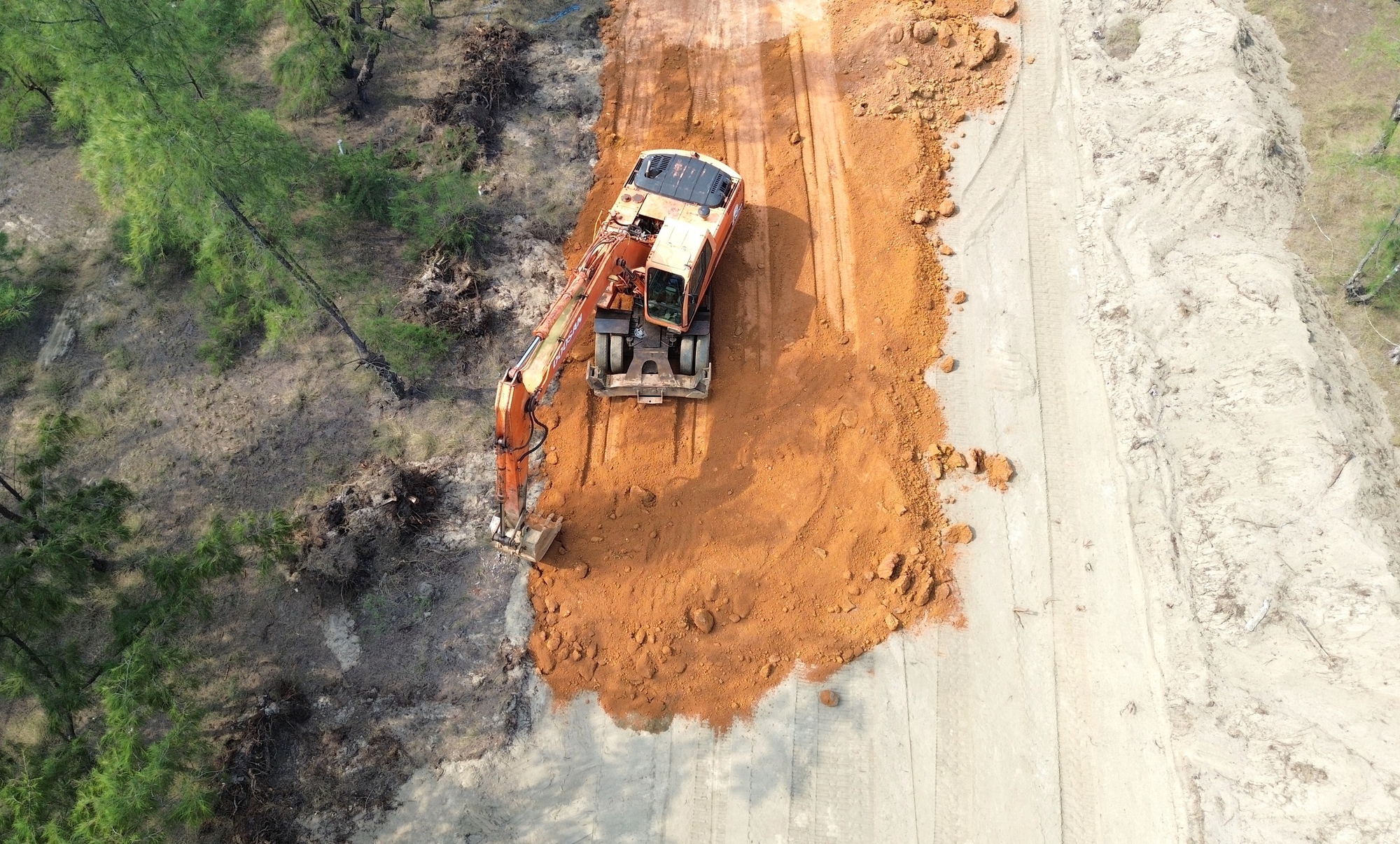 Quảng Ng&atilde;i tăng tốc thi c&ocirc;ng nối d&agrave;i đường ven biển- Ảnh 7.