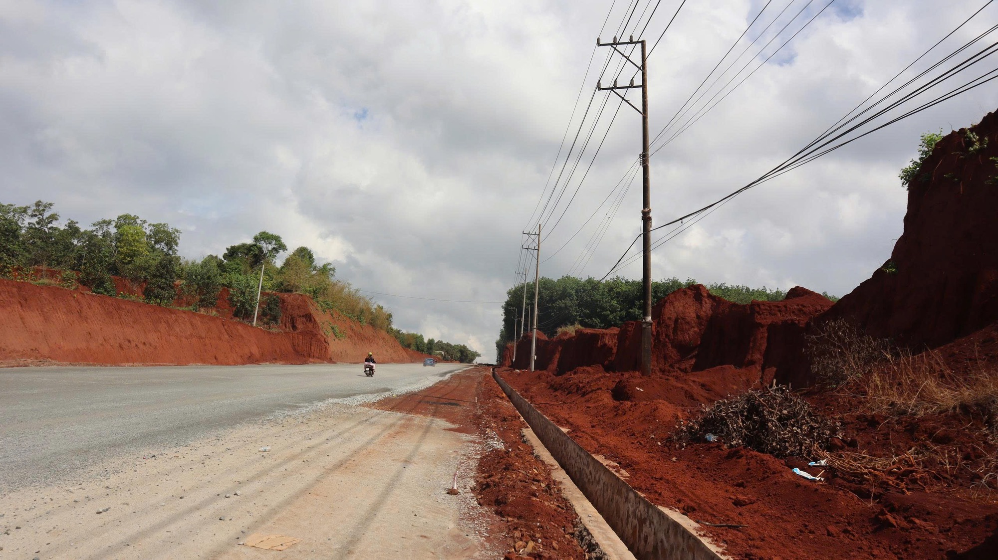 Đồng Nai: Tạm dừng thi c&ocirc;ng một đoạn ĐT753 qua x&atilde; T&acirc;n Lợi để ph&ograve;ng ngừa sạt lở- Ảnh 1.