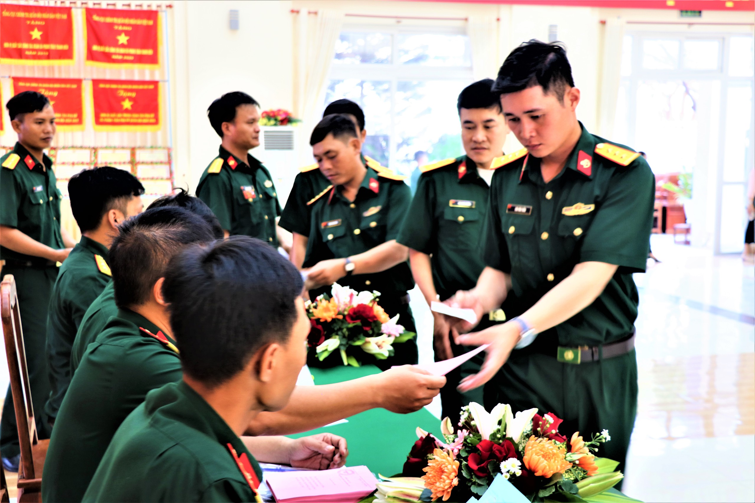 Kh&aacute;nh H&ograve;a: Những l&aacute; phiếu bầu cử đầu ti&ecirc;n tại Lữ đo&agrave;n Đặc c&ocirc;ng nước 5- Ảnh 1.