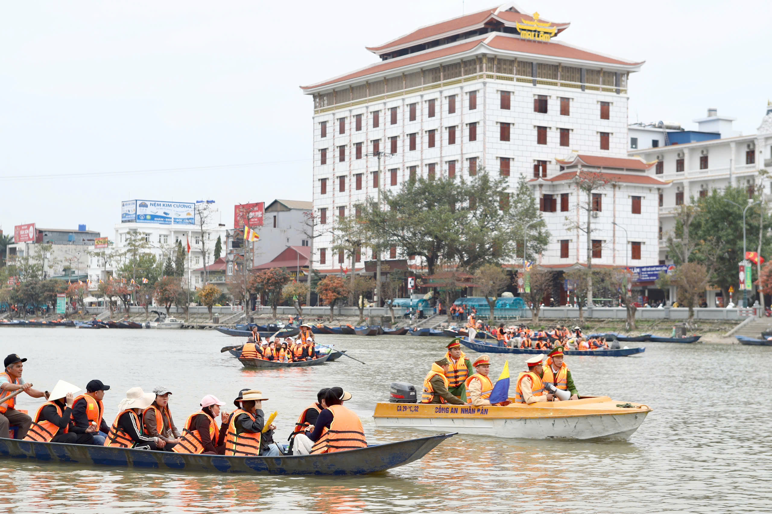 Cảnh s&aacute;t l&ecirc;n đ&ograve; kiểm tra nồng độ cồn người l&aacute;i, đảm bảo an to&agrave;n ở lễ hội Ch&ugrave;a Hương- Ảnh 2.