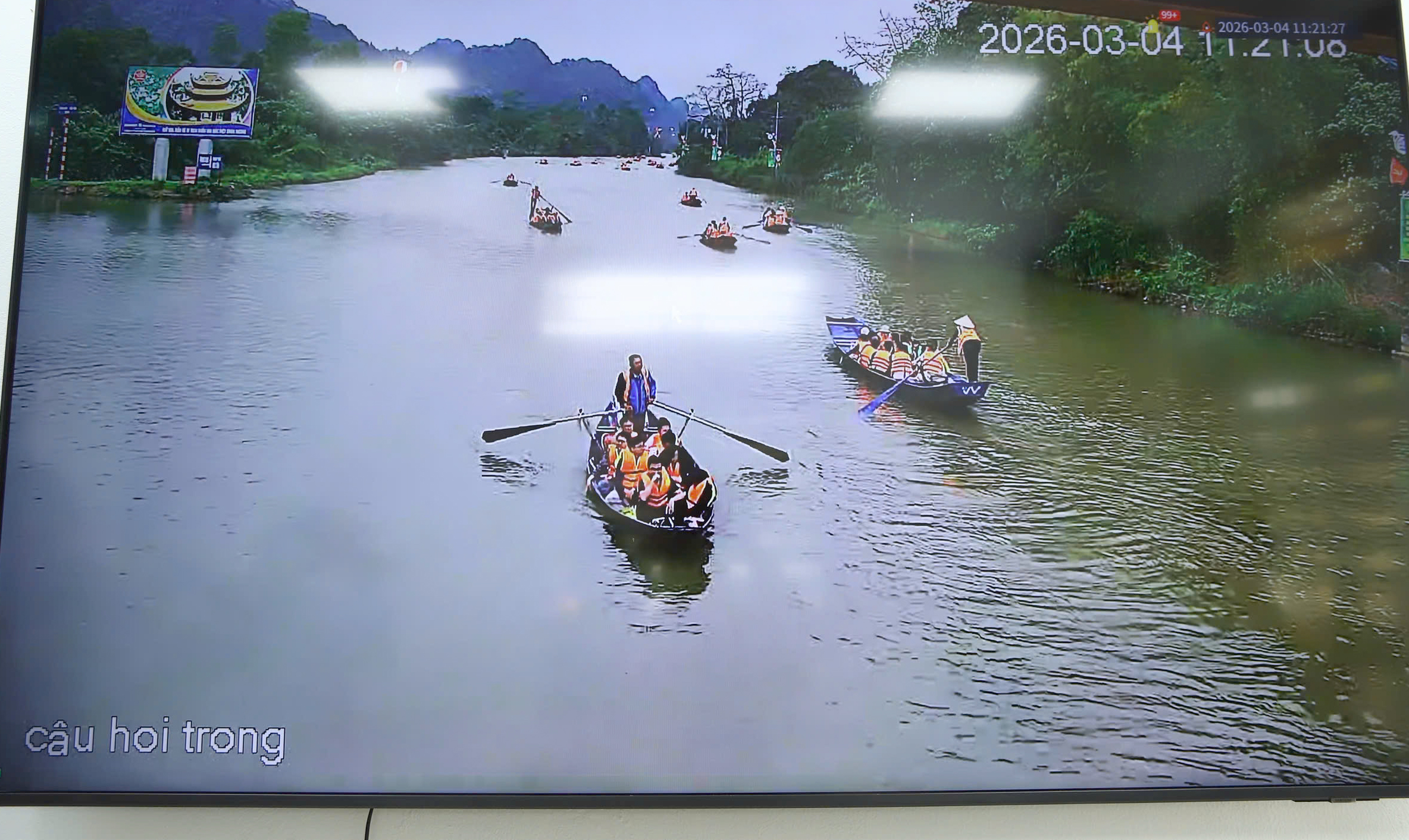 Cảnh s&aacute;t l&ecirc;n đ&ograve; kiểm tra nồng độ cồn người l&aacute;i, đảm bảo an to&agrave;n ở lễ hội Ch&ugrave;a Hương- Ảnh 8.