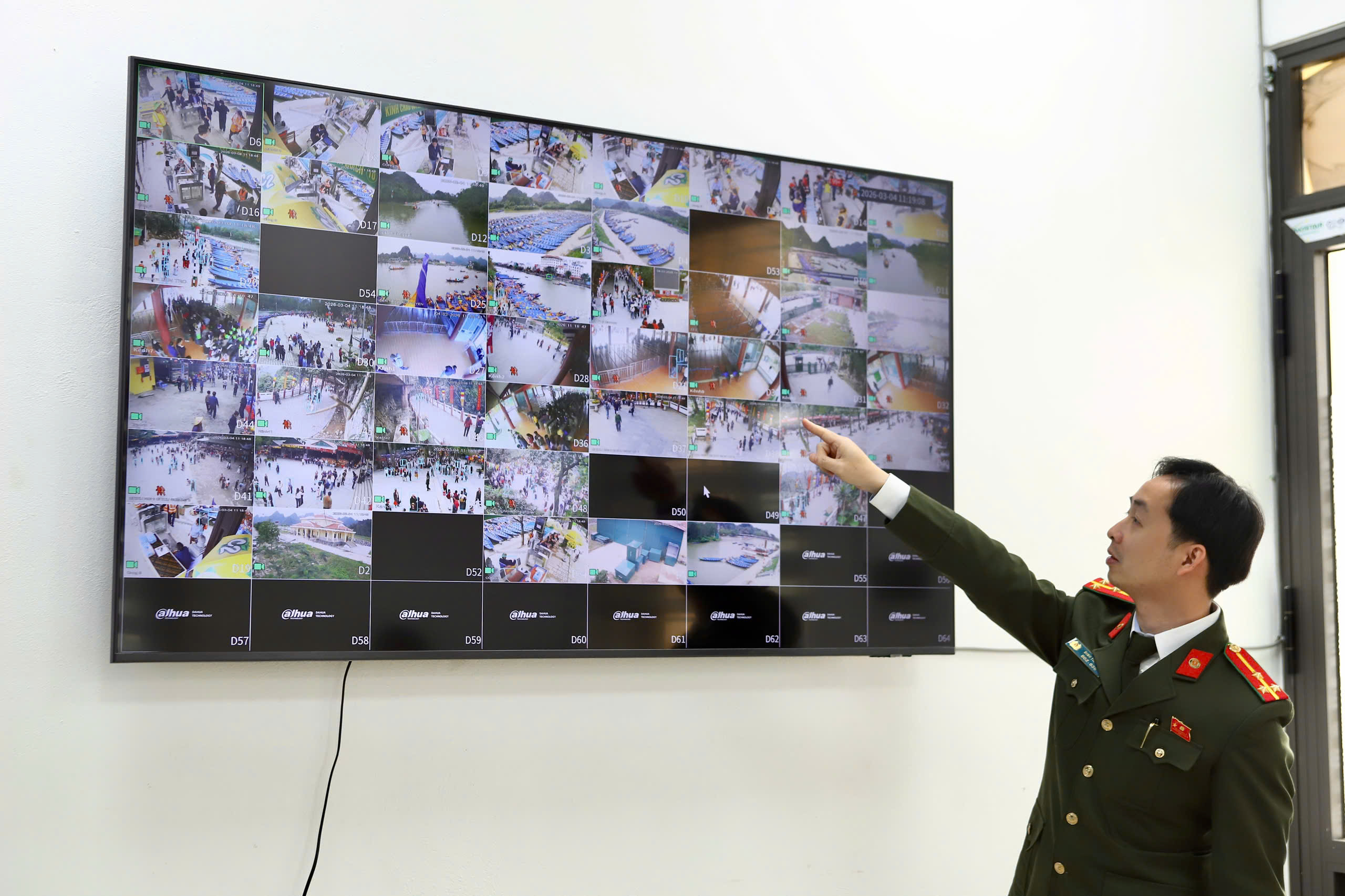 Cảnh s&aacute;t l&ecirc;n đ&ograve; kiểm tra nồng độ cồn người l&aacute;i, đảm bảo an to&agrave;n ở lễ hội Ch&ugrave;a Hương- Ảnh 7.