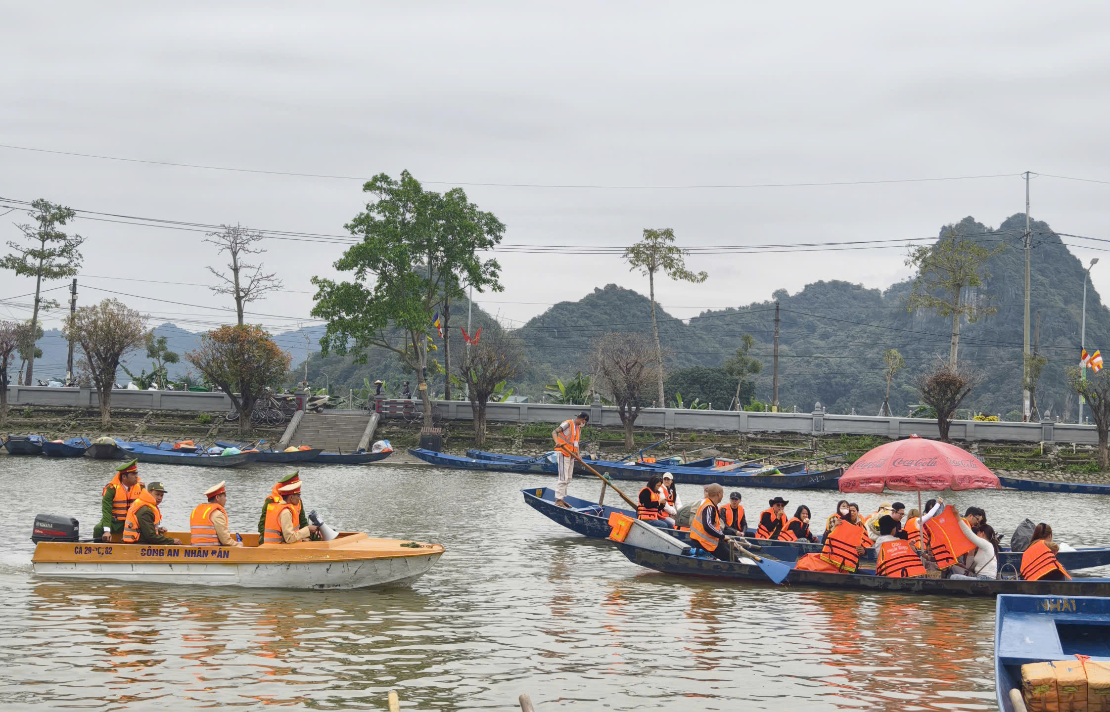 Cảnh s&aacute;t l&ecirc;n đ&ograve; kiểm tra nồng độ cồn người l&aacute;i, đảm bảo an to&agrave;n ở lễ hội Ch&ugrave;a Hương- Ảnh 4.