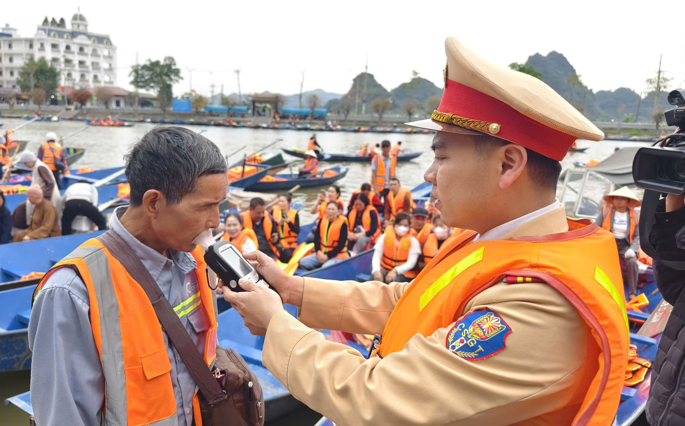 Cảnh s&aacute;t l&ecirc;n đ&ograve; kiểm tra nồng độ cồn người l&aacute;i, đảm bảo an to&agrave;n ở lễ hội Ch&ugrave;a Hương- Ảnh 6.