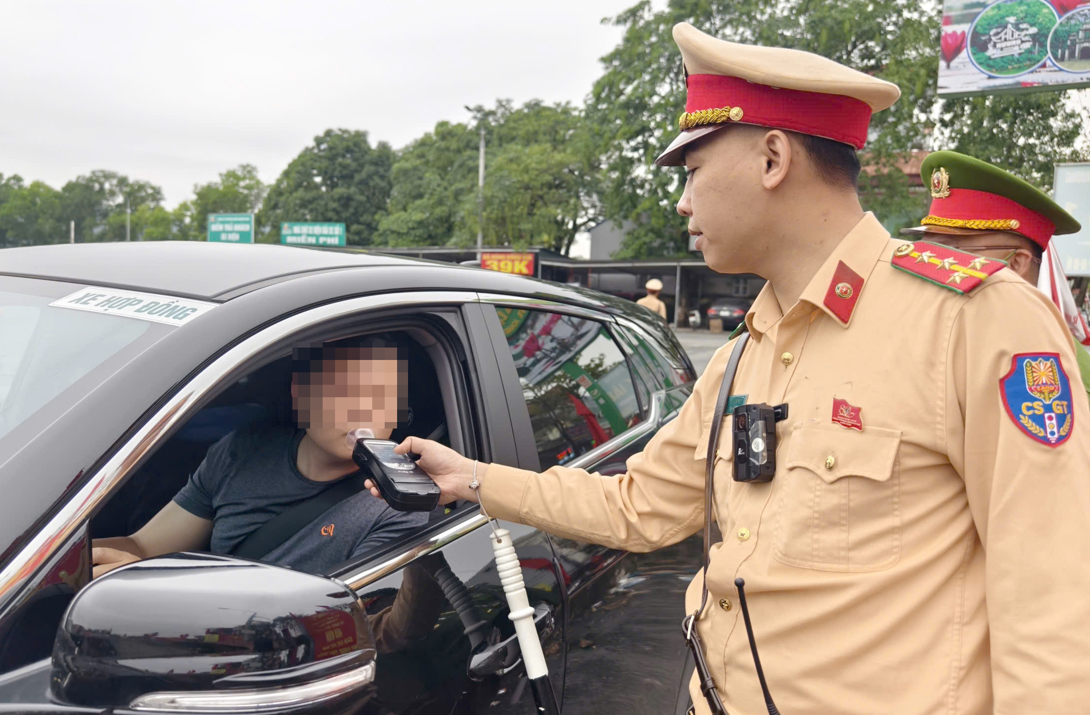Cảnh s&aacute;t l&ecirc;n đ&ograve; kiểm tra nồng độ cồn người l&aacute;i, đảm bảo an to&agrave;n ở lễ hội Ch&ugrave;a Hương- Ảnh 11.
