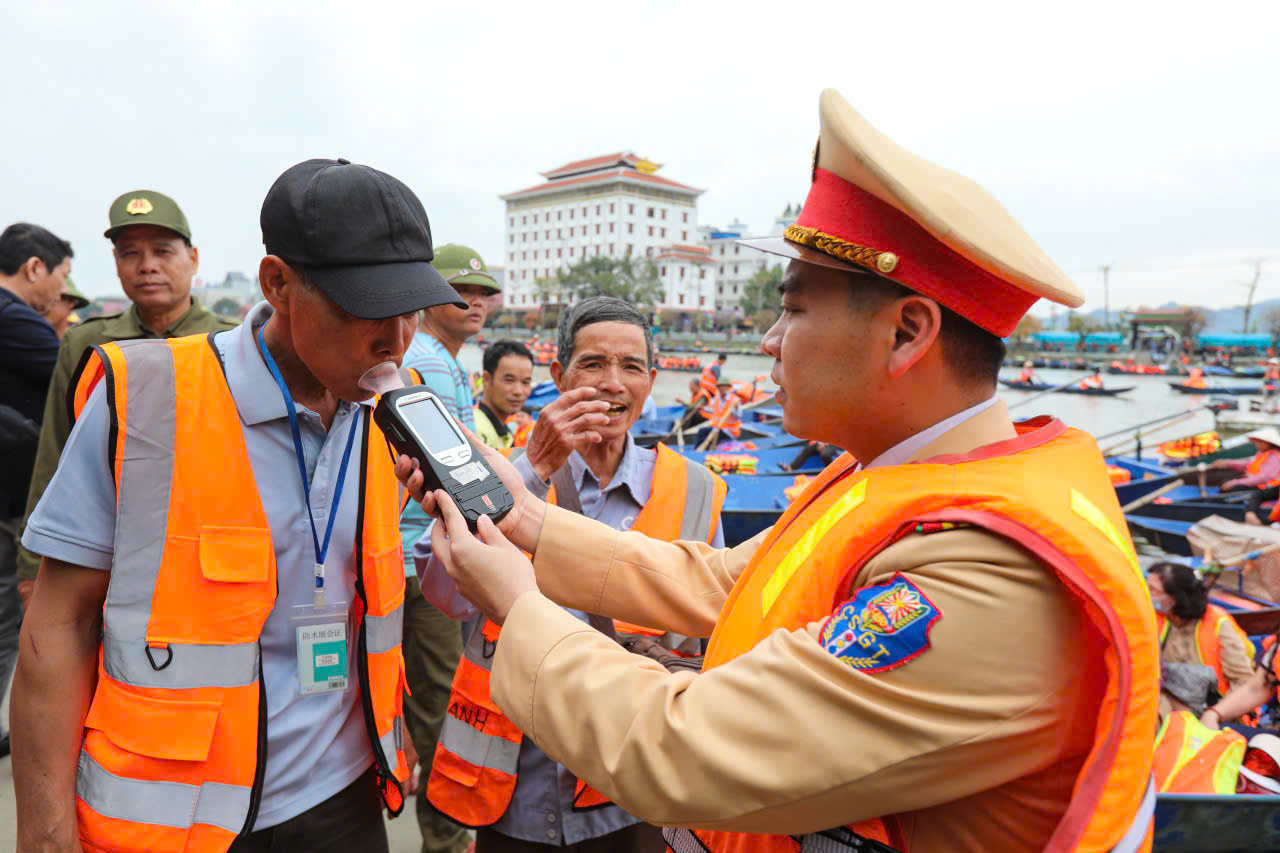 Cảnh s&aacute;t l&ecirc;n đ&ograve; kiểm tra nồng độ cồn người l&aacute;i, đảm bảo an to&agrave;n ở lễ hội Ch&ugrave;a Hương- Ảnh 5.