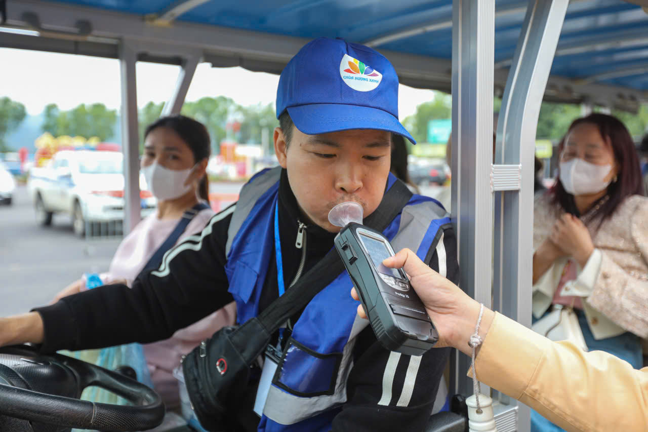 Cảnh s&aacute;t l&ecirc;n đ&ograve; kiểm tra nồng độ cồn người l&aacute;i, đảm bảo an to&agrave;n ở lễ hội Ch&ugrave;a Hương- Ảnh 10.