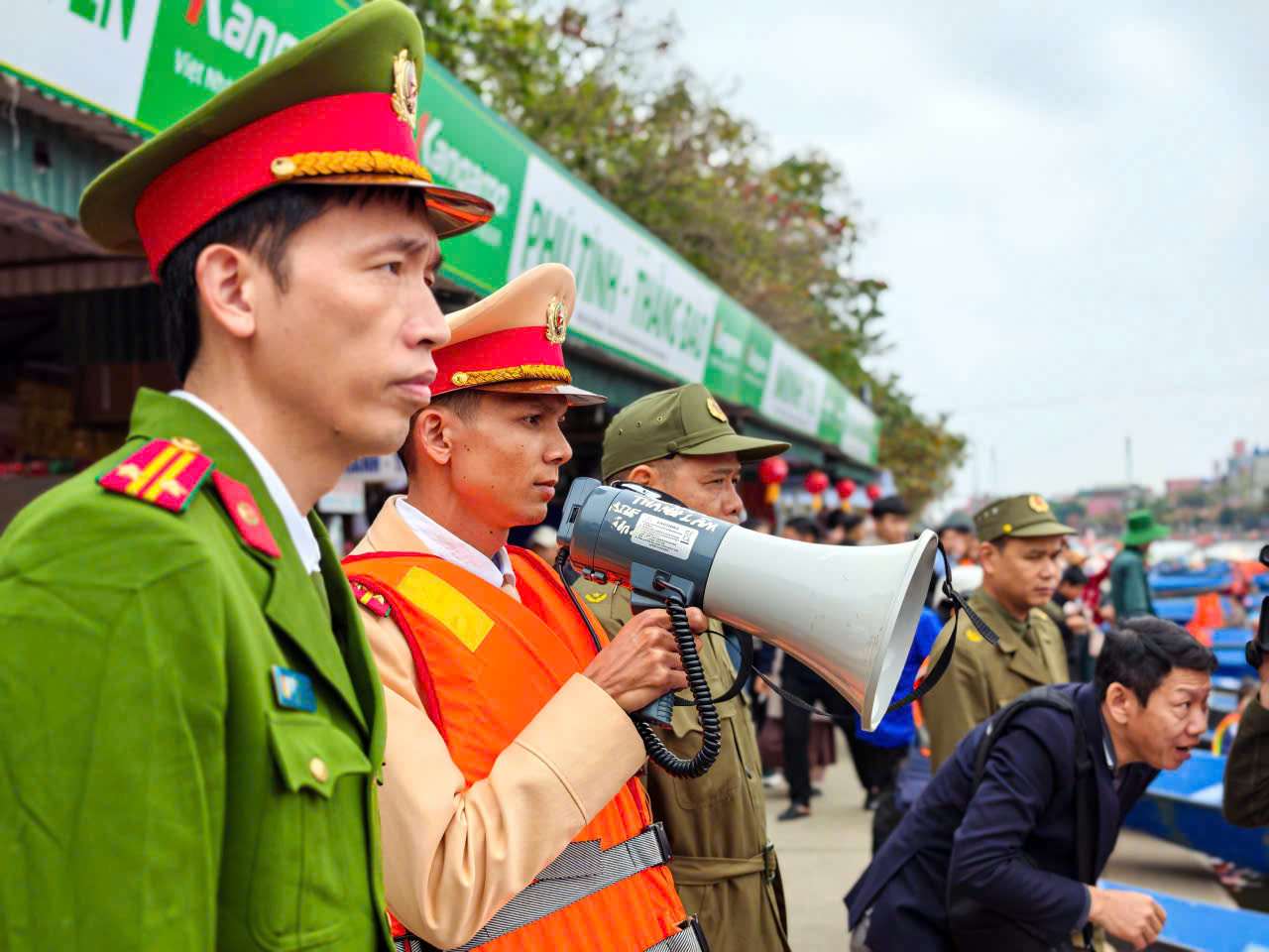 Cảnh s&aacute;t l&ecirc;n đ&ograve; kiểm tra nồng độ cồn người l&aacute;i, đảm bảo an to&agrave;n ở lễ hội Ch&ugrave;a Hương- Ảnh 1.