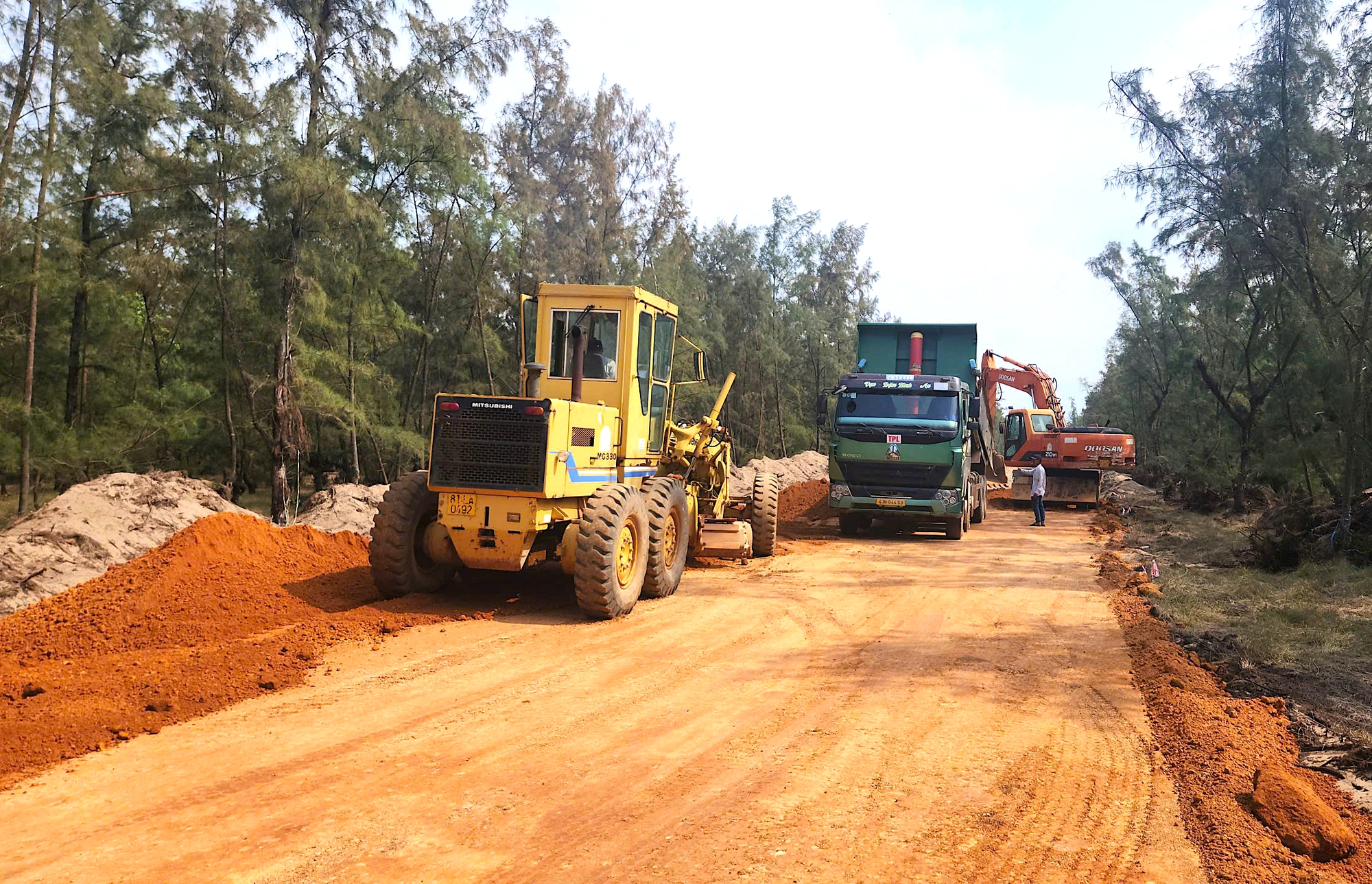 Quảng Ng&atilde;i tăng tốc thi c&ocirc;ng nối d&agrave;i đường ven biển- Ảnh 9.