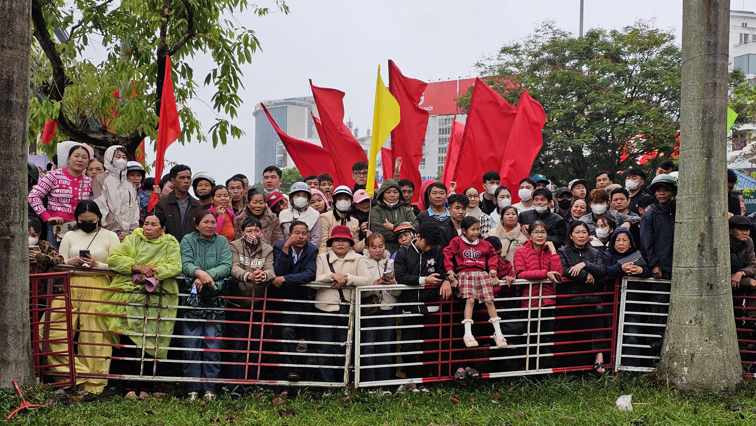 Thanh ni&ecirc;n Cố đ&ocirc; Huế hăng h&aacute;i l&ecirc;n đường nhập ngũ- Ảnh 12.