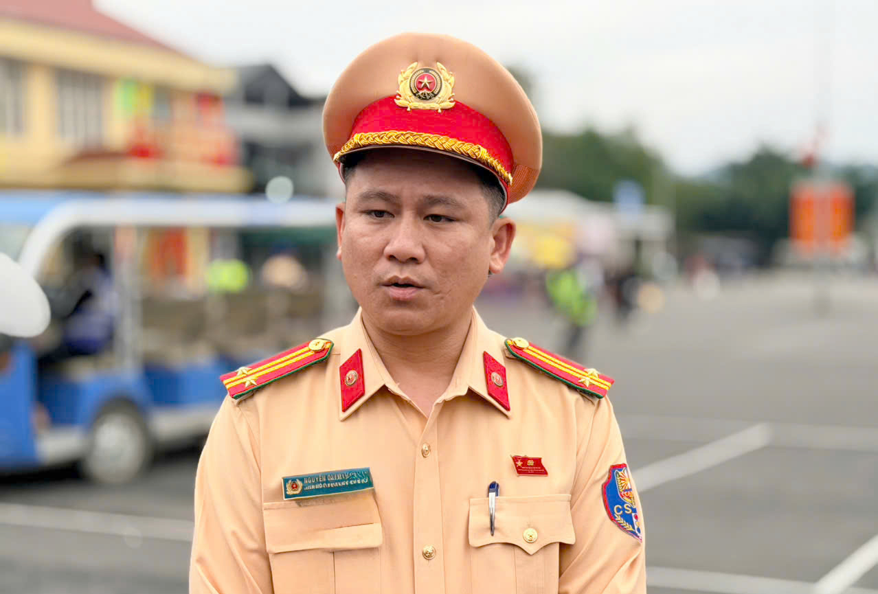 Cảnh s&aacute;t l&ecirc;n đ&ograve; kiểm tra nồng độ cồn người l&aacute;i, đảm bảo an to&agrave;n ở lễ hội Ch&ugrave;a Hương- Ảnh 9.