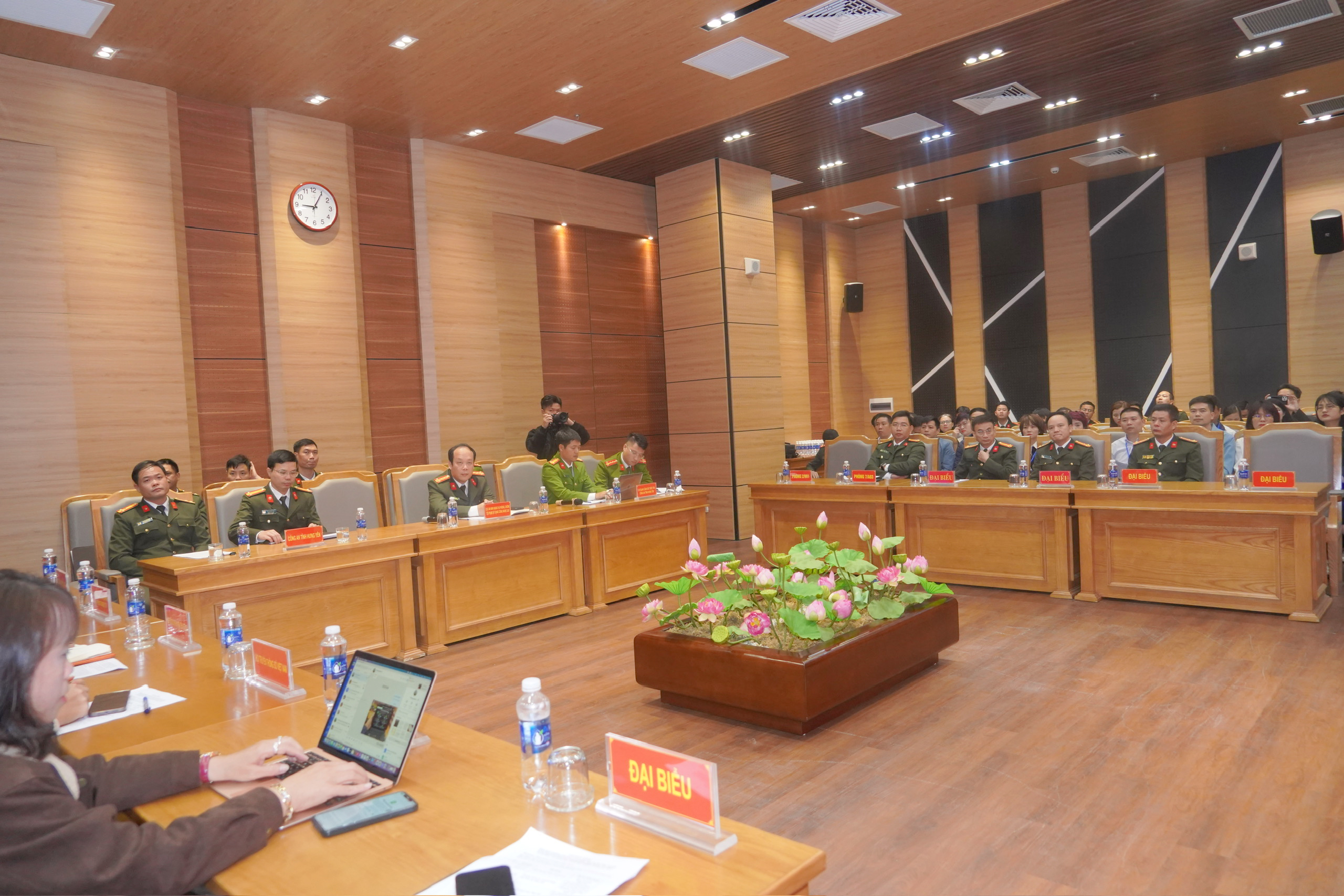 H&igrave;nh ảnh cảnh s&aacute;t bắt giữ đường d&acirc;y li&ecirc;n quan hệ thống "X&ocirc;i Lạc TV"- Ảnh 1.