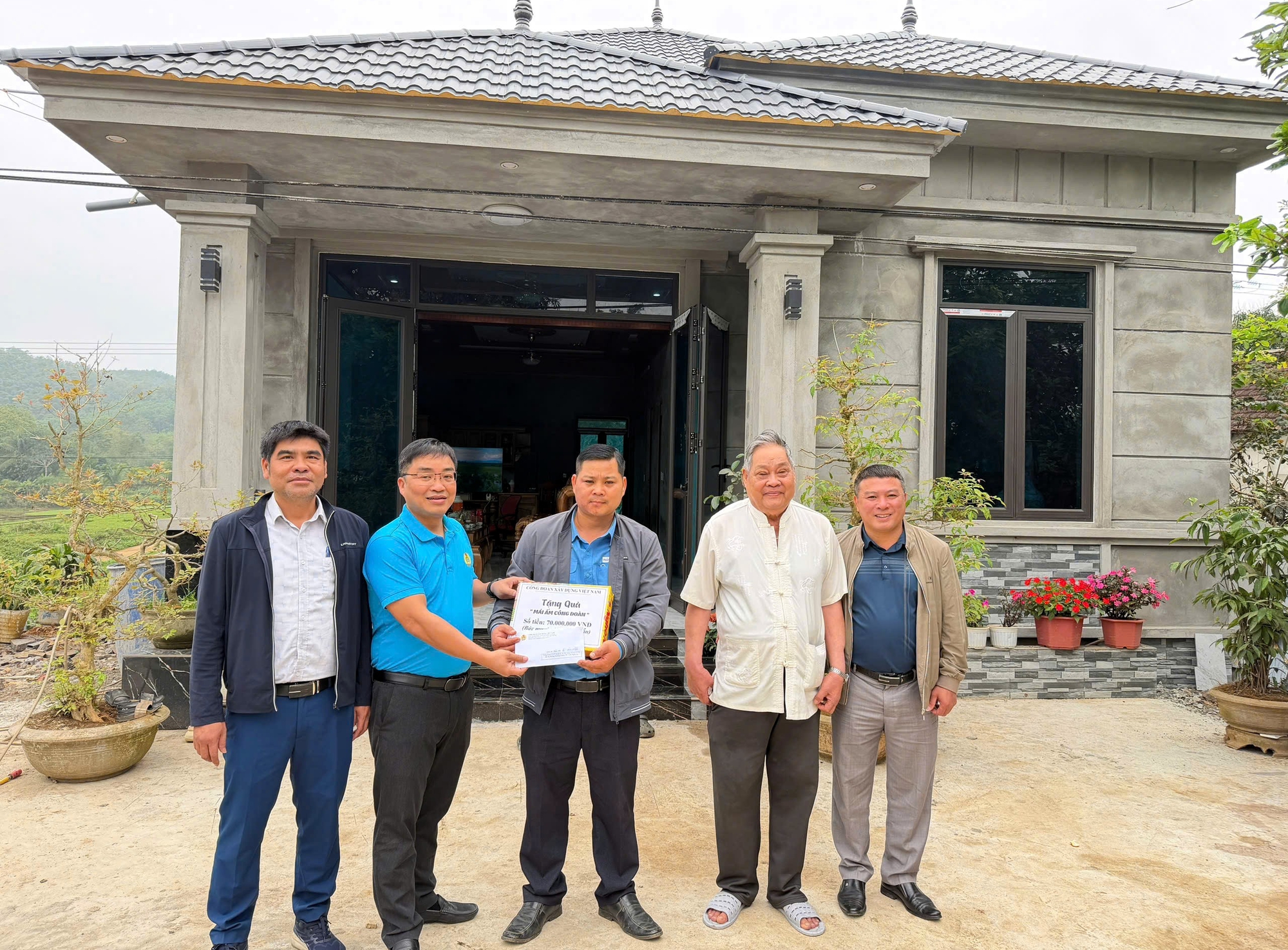 Trao kinh ph&iacute; hỗ trợ &ldquo;M&aacute;i ấm C&ocirc;ng đo&agrave;n&rdquo; cho đo&agrave;n vi&ecirc;n c&oacute; ho&agrave;n cảnh kh&oacute; khăn- Ảnh 1.